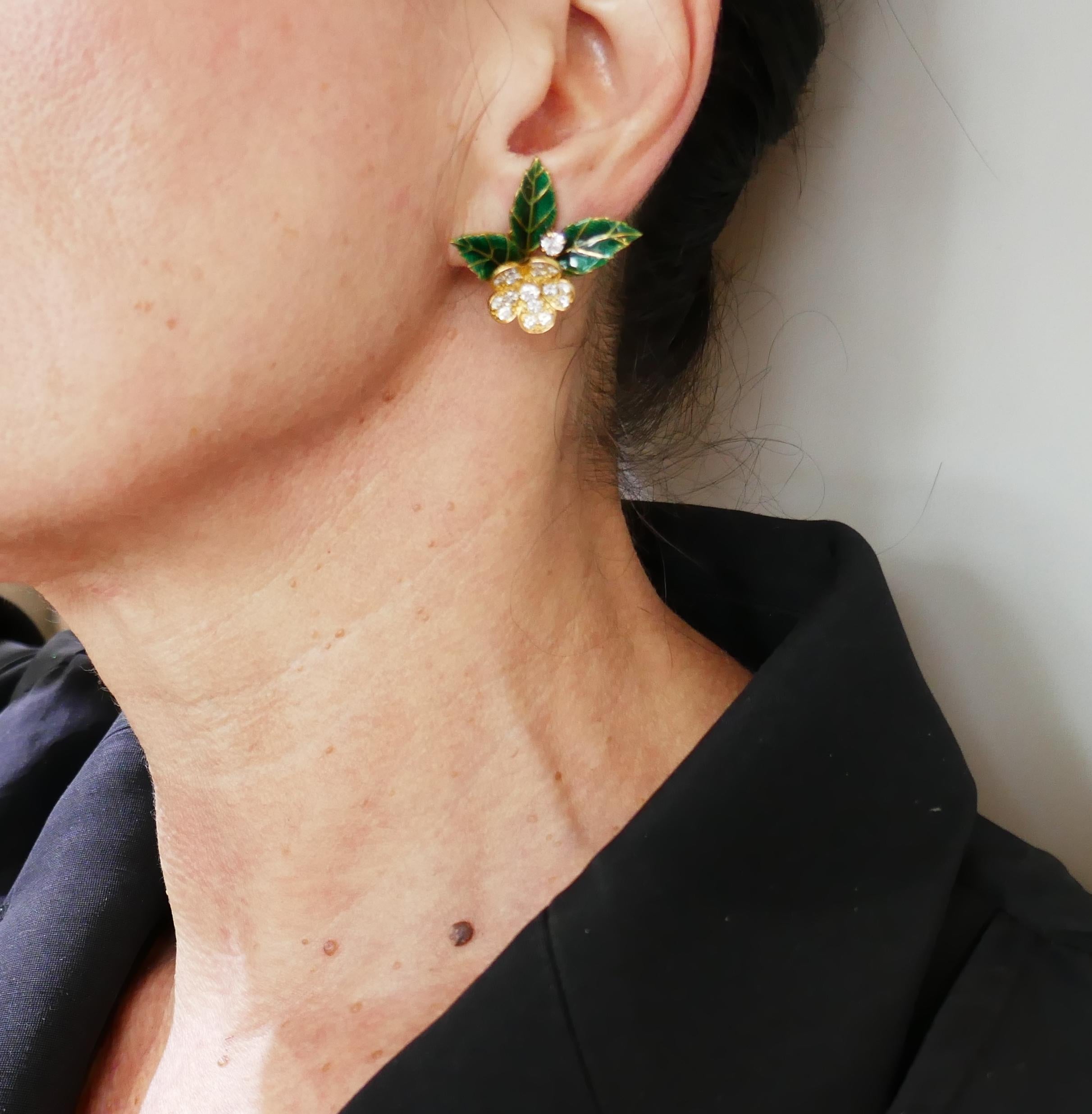 A pair of feminine and French chic earrings created by Boucheron, Paris in the 1950's. Colorful, stylish and wearable, the earrings are a great addition to your jewelry collection.
The earrings are made of 18 karat yellow gold, tastefully decorated