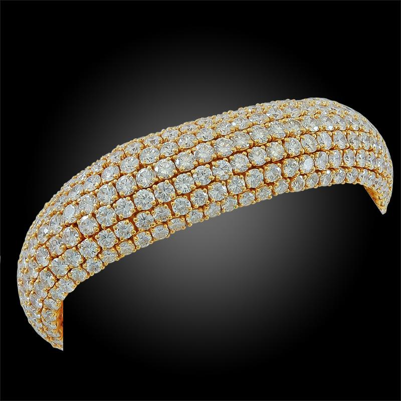 bracelet Bombe flexible en or jaune 18k, composé de sept rangées de diamants pesant environ 65 cts, signé Boucheron.

circa-1980’S
longueur - 6 3/4 pouces
Marques d'essai françaises