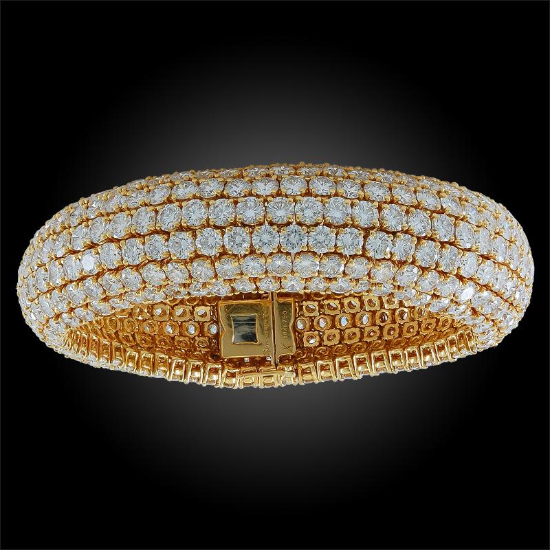 Boucheron Bracelet bombé souple en diamants Bon état - En vente à New York, NY