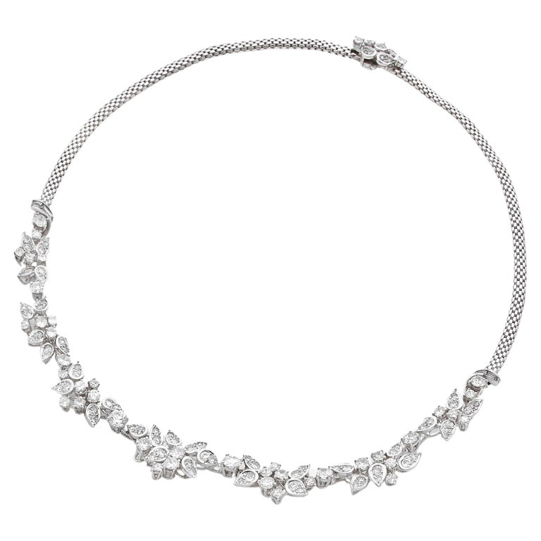 Boucheron Necklace in 18K white gold and platinum with a floral motif displaying brilliant cut as well as baguette cut diamonds.

Approx weight of diamonds: 9 carats

Signed Boucheron Monture

With original box