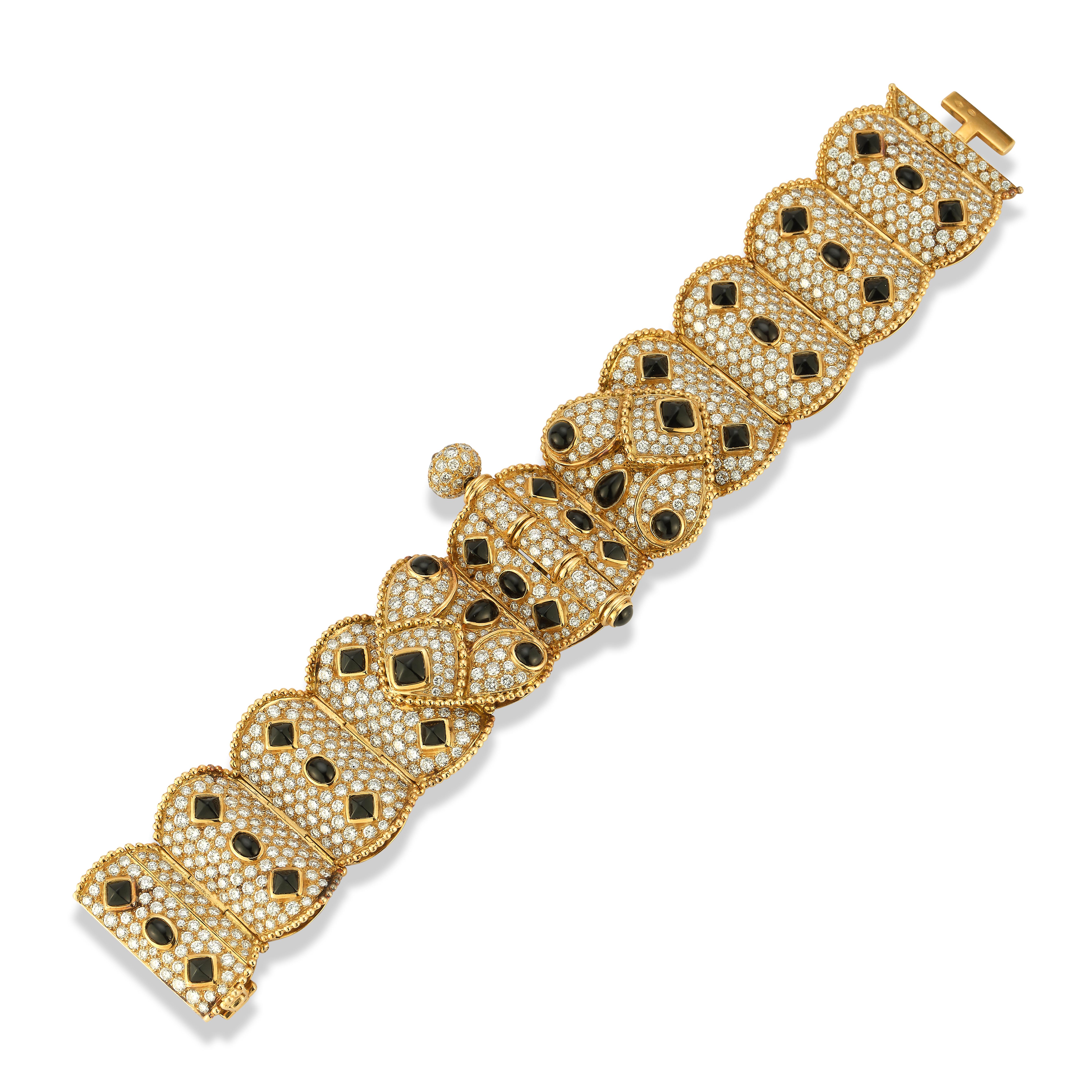 Boucheron Diamant & Onyx Goldarmband

Ein Armband aus 18 Karat Gold, besetzt mit 37 Onyxsteinen und 733 Diamanten im Rundschliff mit einem Gewicht von etwa 16,5 Karat

Signiert Boucheron

Abmessungen: 7.5