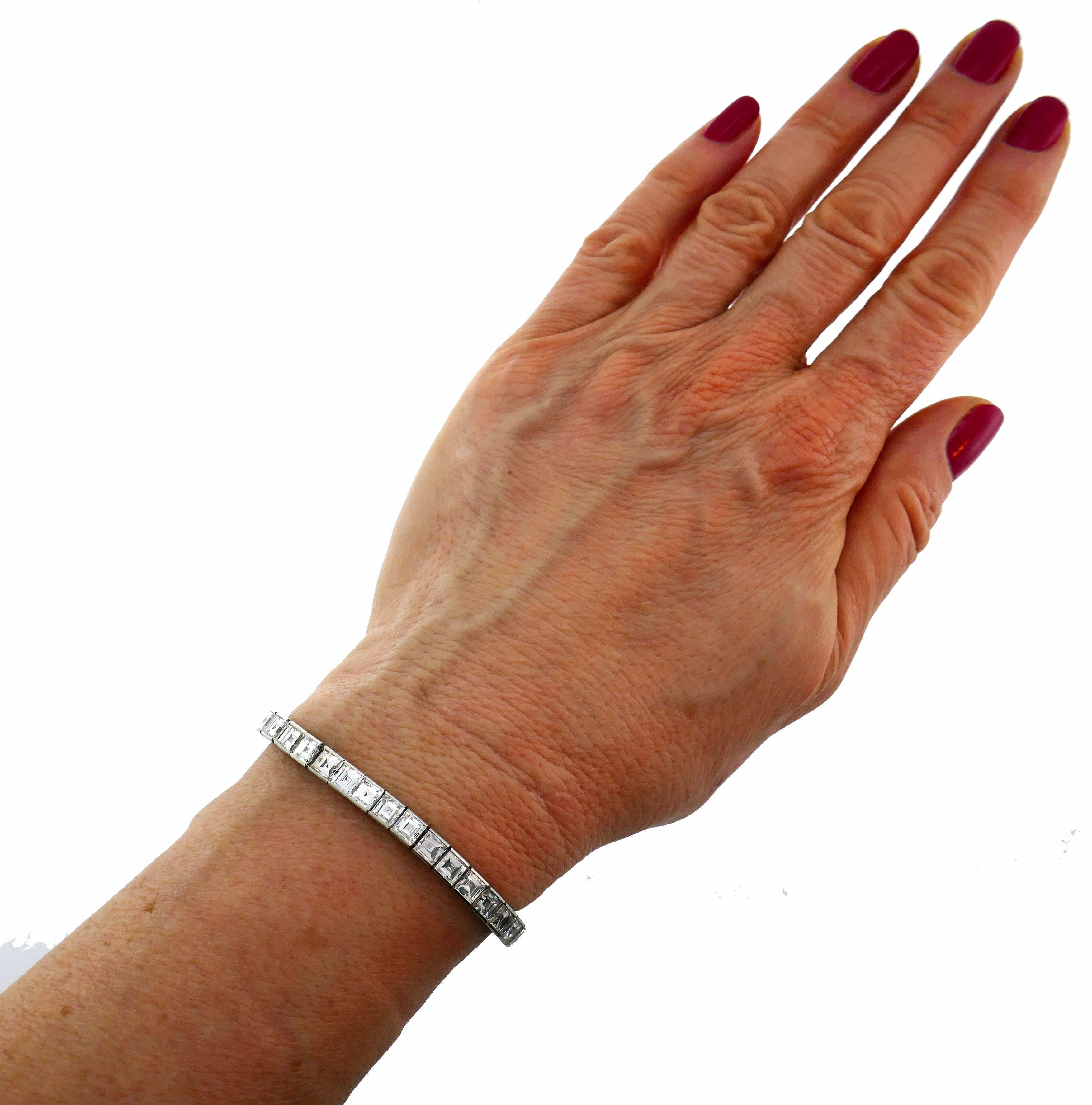 Superbe bracelet tennis en diamants et platine créé par Boucheron dans les années 1950. Le bracelet est composé de 44 diamants carrés parfaitement sélectionnés, de couleur H-I, de pureté VS et d'un poids total d'environ 15,40 carats. 
Le bracelet