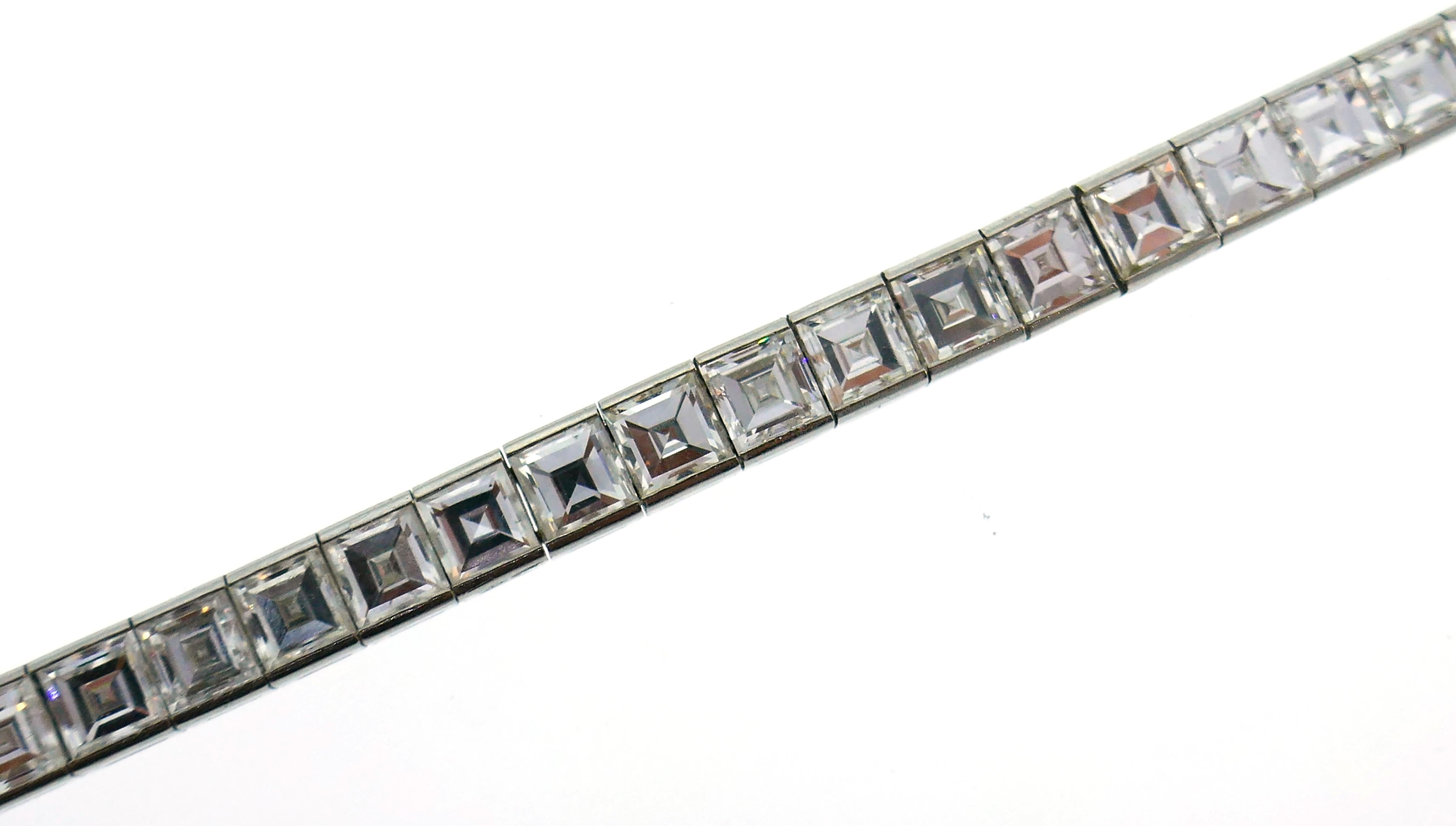 Bracelet ligne de tennis Boucheron en platine et diamants, années 1950 Unisexe en vente