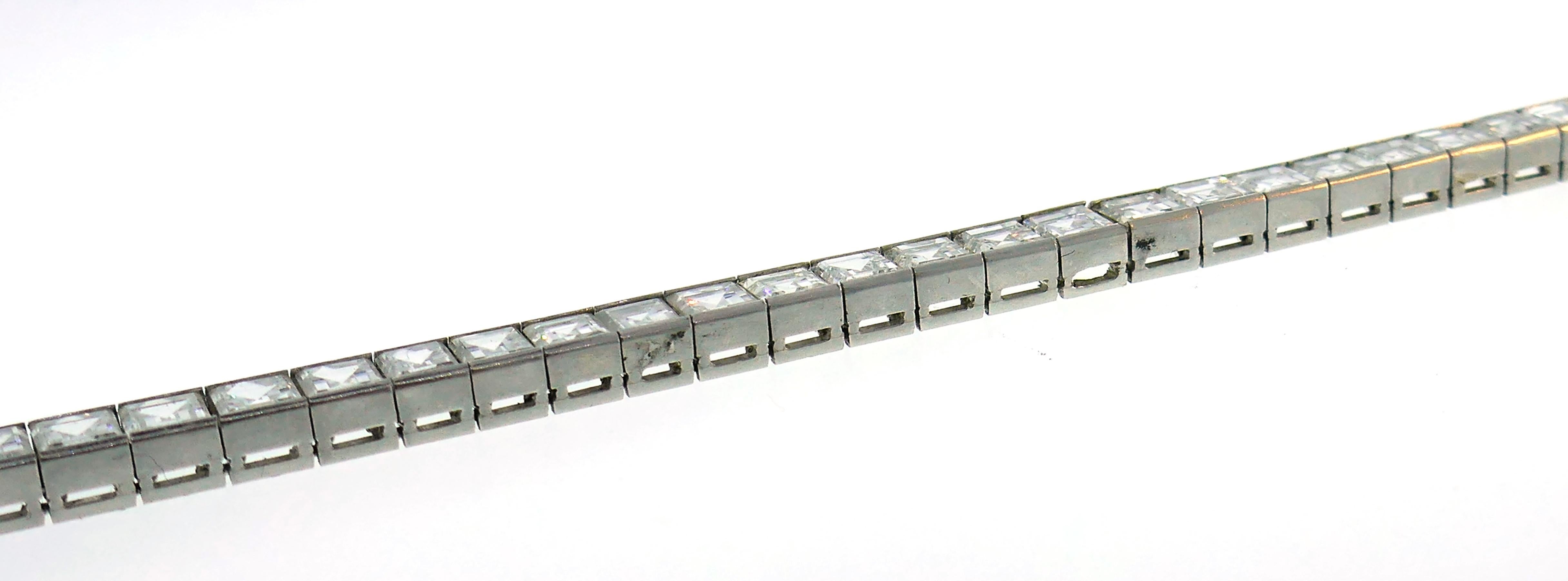 Bracelet ligne de tennis Boucheron en platine et diamants, années 1950 en vente 1