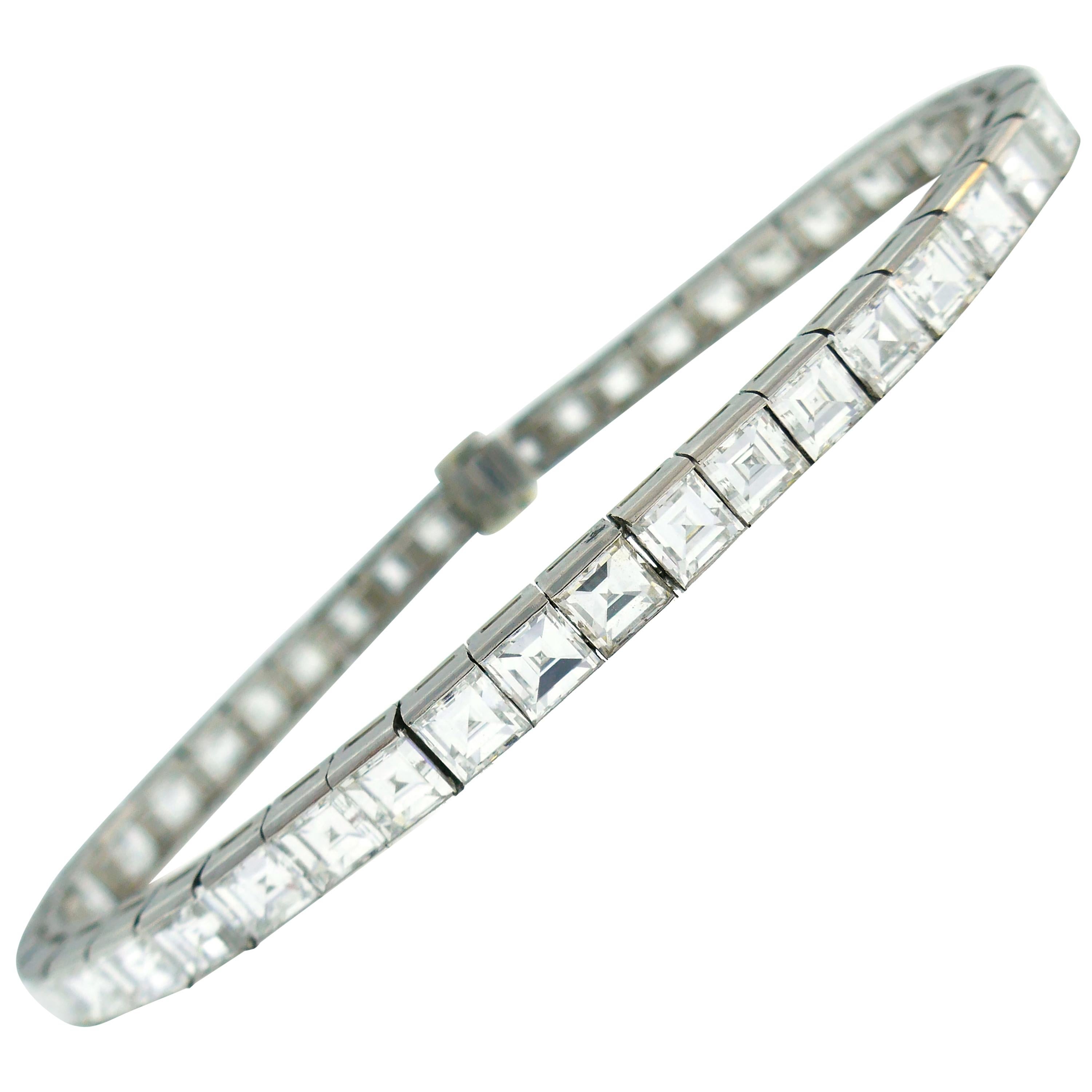 Bracelet ligne de tennis Boucheron en platine et diamants, années 1950 en vente