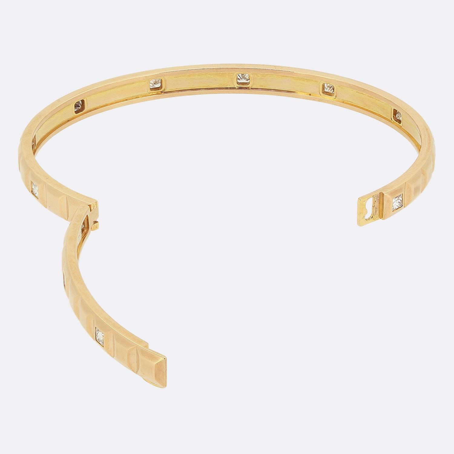 Nous avons ici un bracelet élégant et raffiné de Boucheron. Cette pièce, qui fait partie de la collection Quatre Clou de Paris, a été réalisée en or rose 18 ct et présente un design quadrillé alterné composé d'une finition unie en 3D et de 1,25