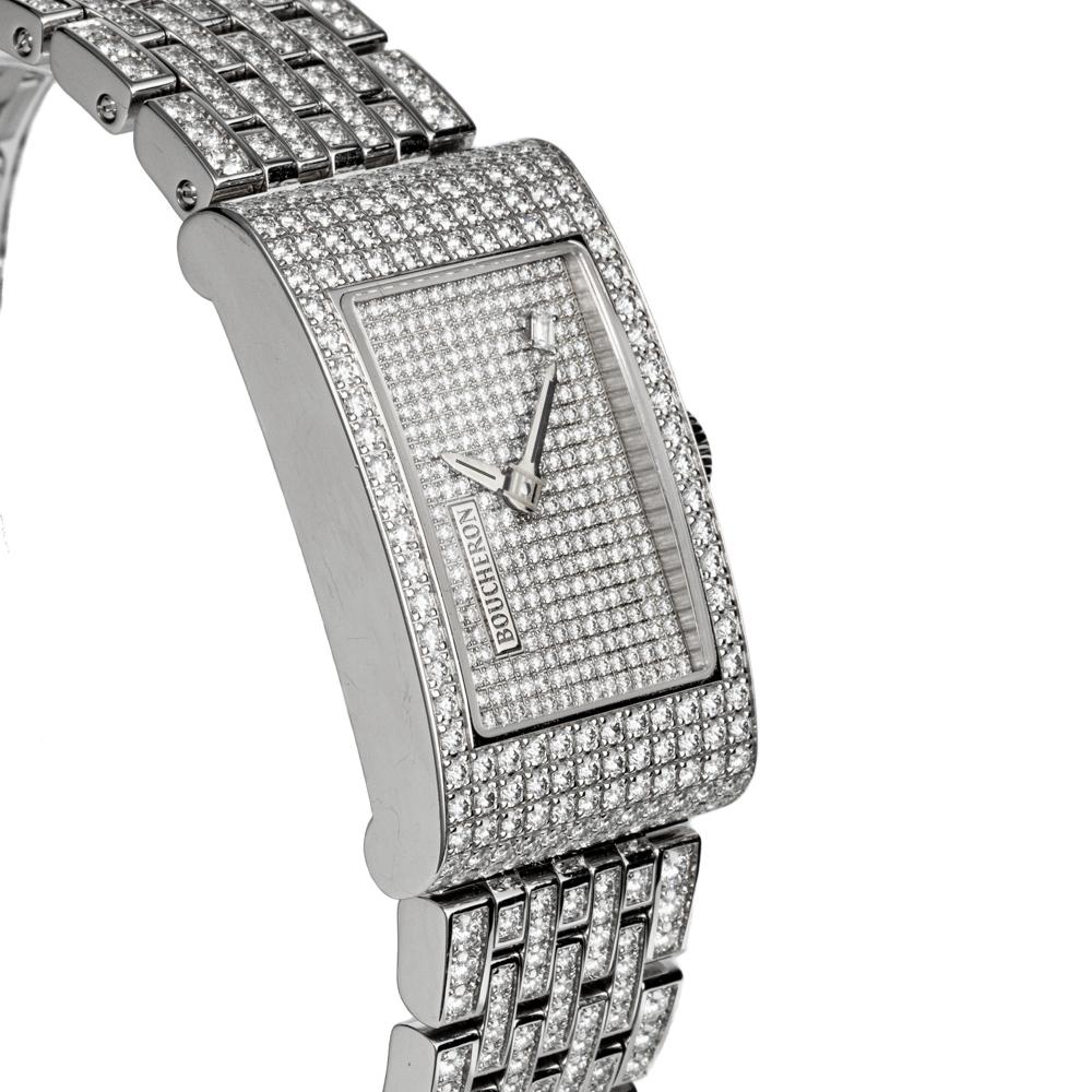 Der Inbegriff von Luxus und Eleganz: die Boucheron 18K White Gold Diamond Reflet Quartz Watch. Dieser exquisite Zeitmesser besticht durch sein schlankes, rechteckiges Zifferblatt mit den Maßen 39 x 24 mm, das eine zeitlose Raffinesse ausstrahlt, die