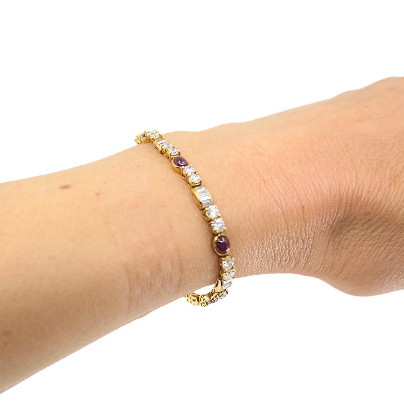 Pulsera de tenis Boucheron de oro de 18 quilates con diamantes y rubíes Corte mixto en venta