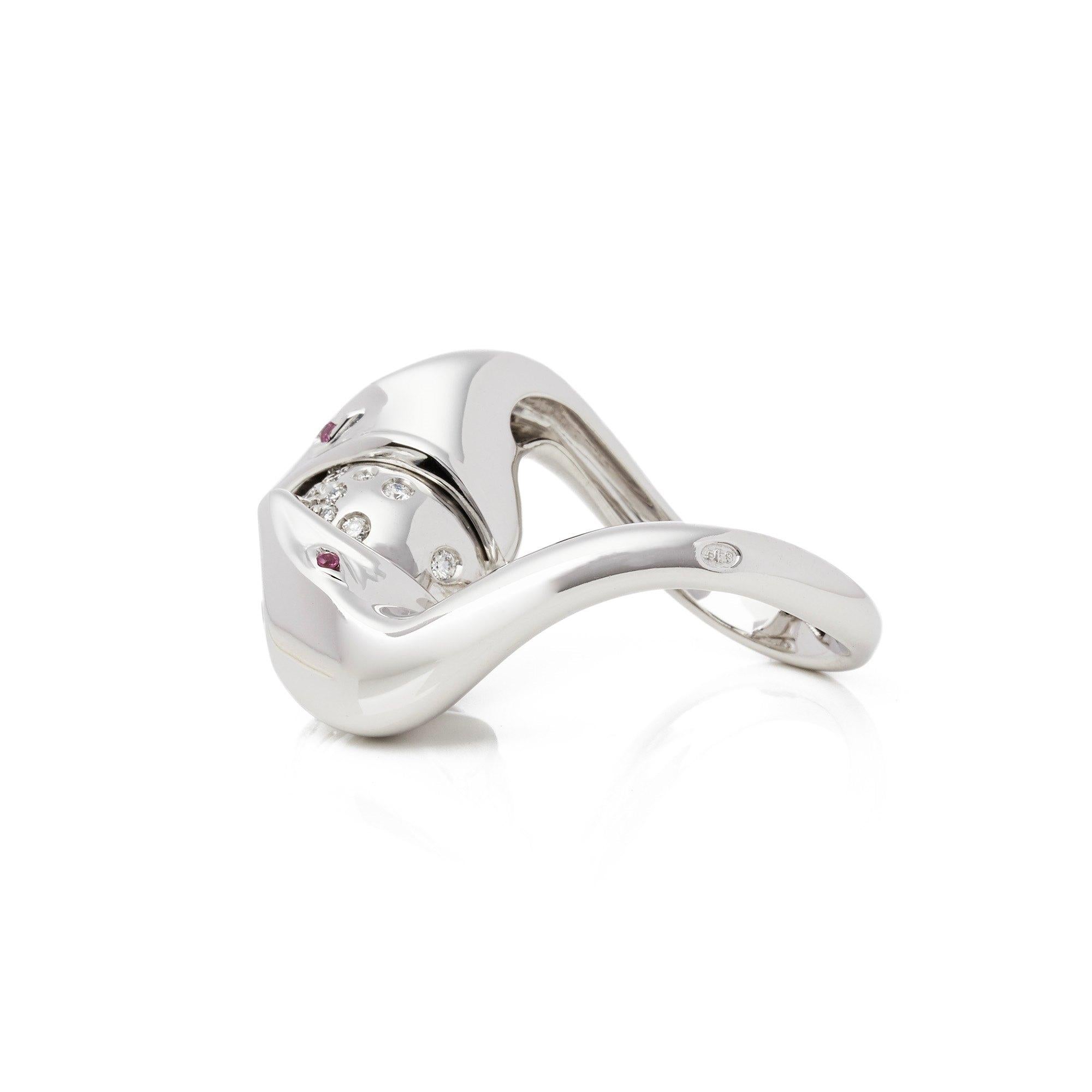 Contemporaneo Anello Boucheron con diamanti incastonati in oro bianco 18 ct con design a serpente in vendita
