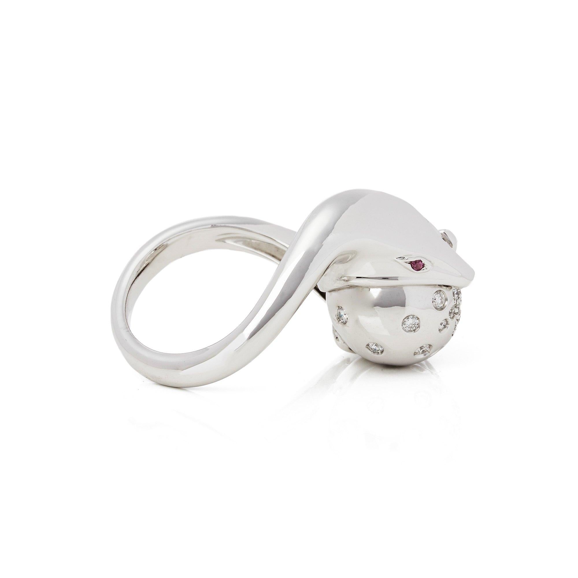 Taglio rotondo Anello Boucheron con diamanti incastonati in oro bianco 18 ct con design a serpente in vendita