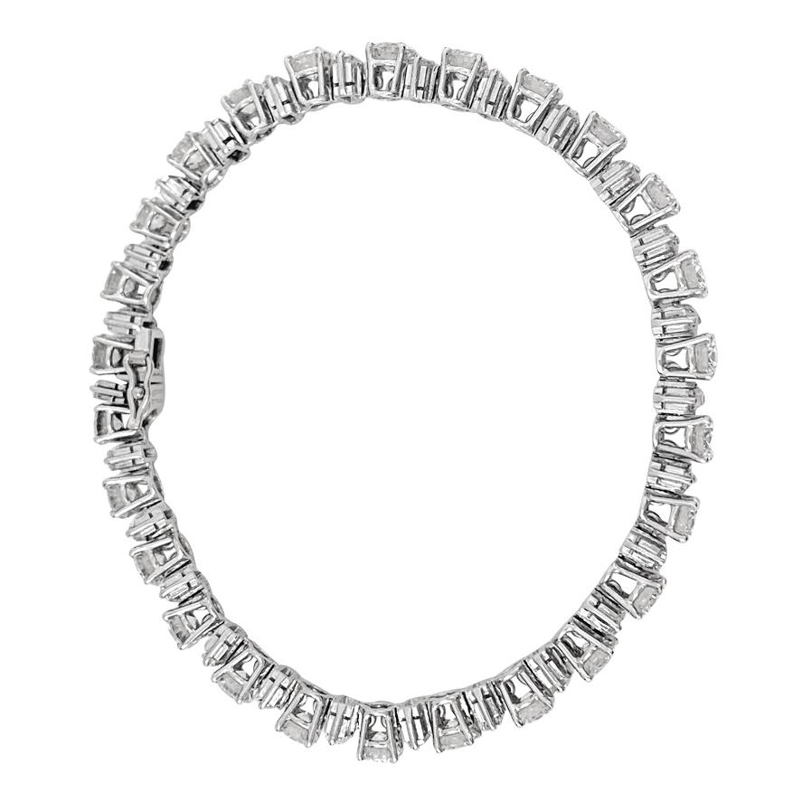 Un bracelet de tennis en or blanc 18Kt signé par Boucheron, alternant des diamants de taille brillant et baguette. 
Longueur : 170 mm    Largeur : 4 mm
Poids : 22,3 grammes
Poids du diamant : 10 carats environ 
Qualité moyenne des diamants : H -