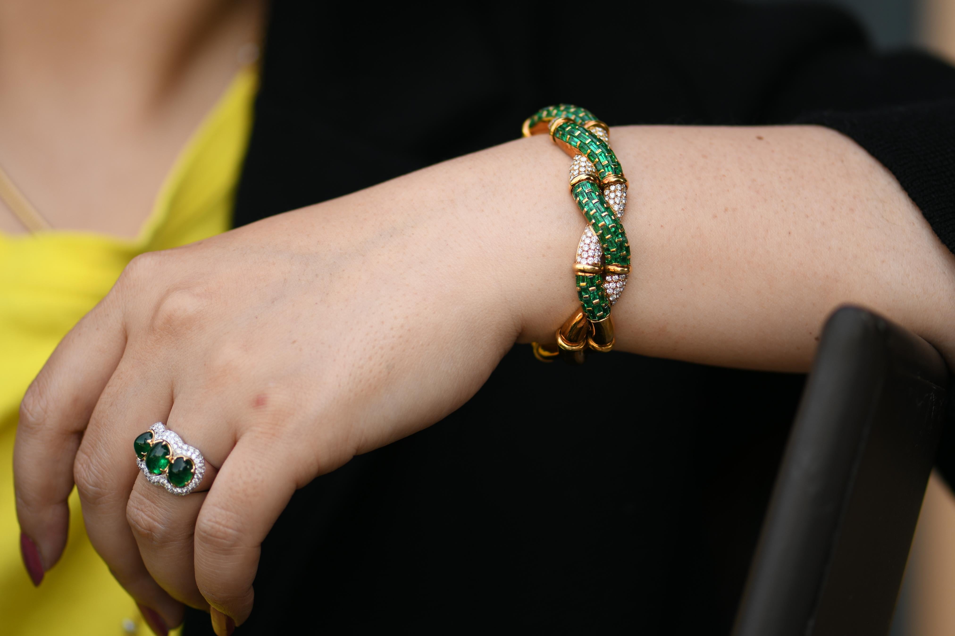 Emeralds are the finest quality, transparent, total weight over 11 carats.
Diamonds total weight approximately 5.8 carats (Estimated D-F colour, VVS clarity)
Marked BOUCHERON, 750 gold mark, ref: 83601423 
The inner bangle dimensions are 56 x