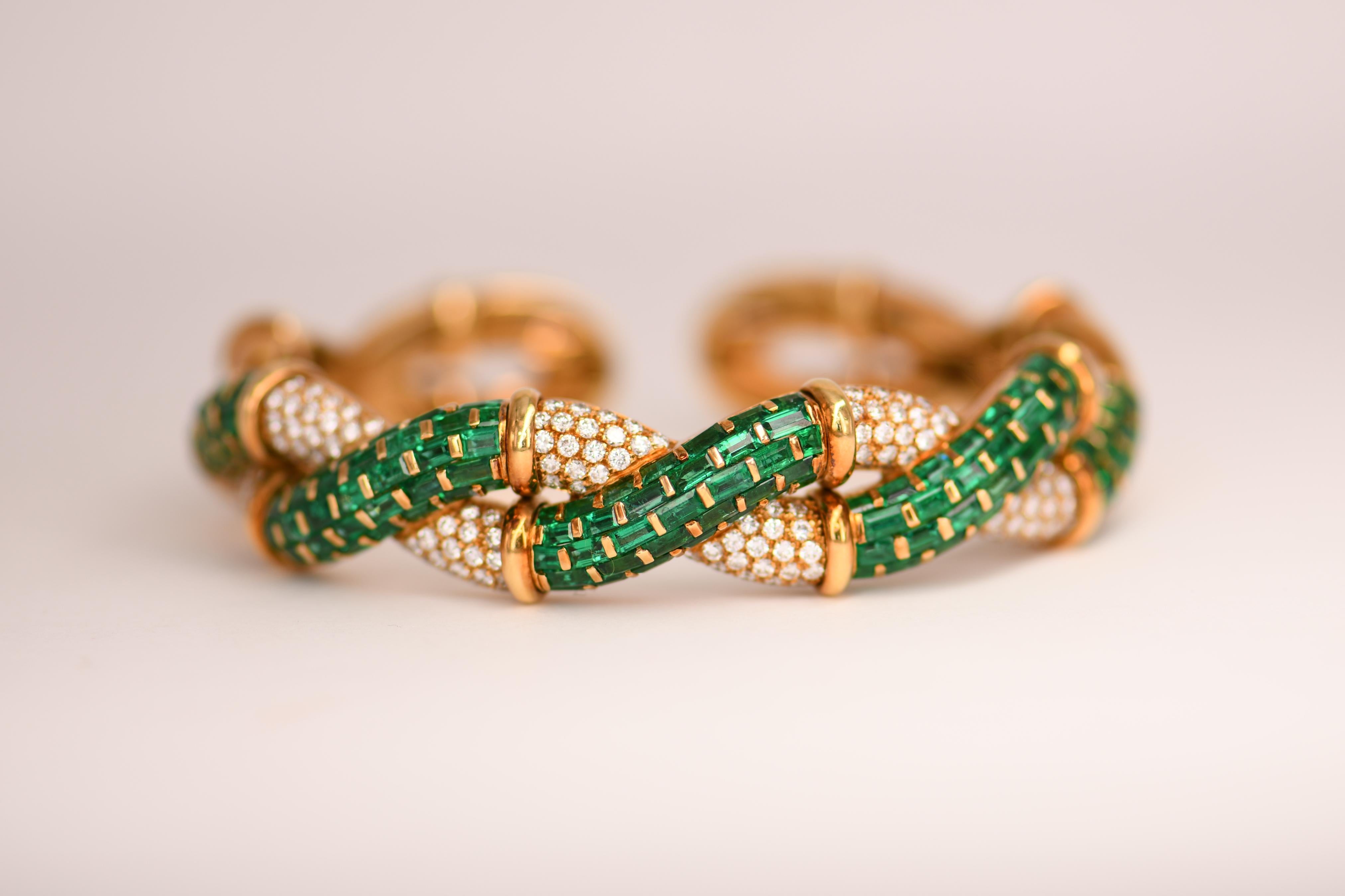 Boucheron Emerald Diamond Gold Bangle Bracelet with Box In Excellent Condition In Banbury, GB
