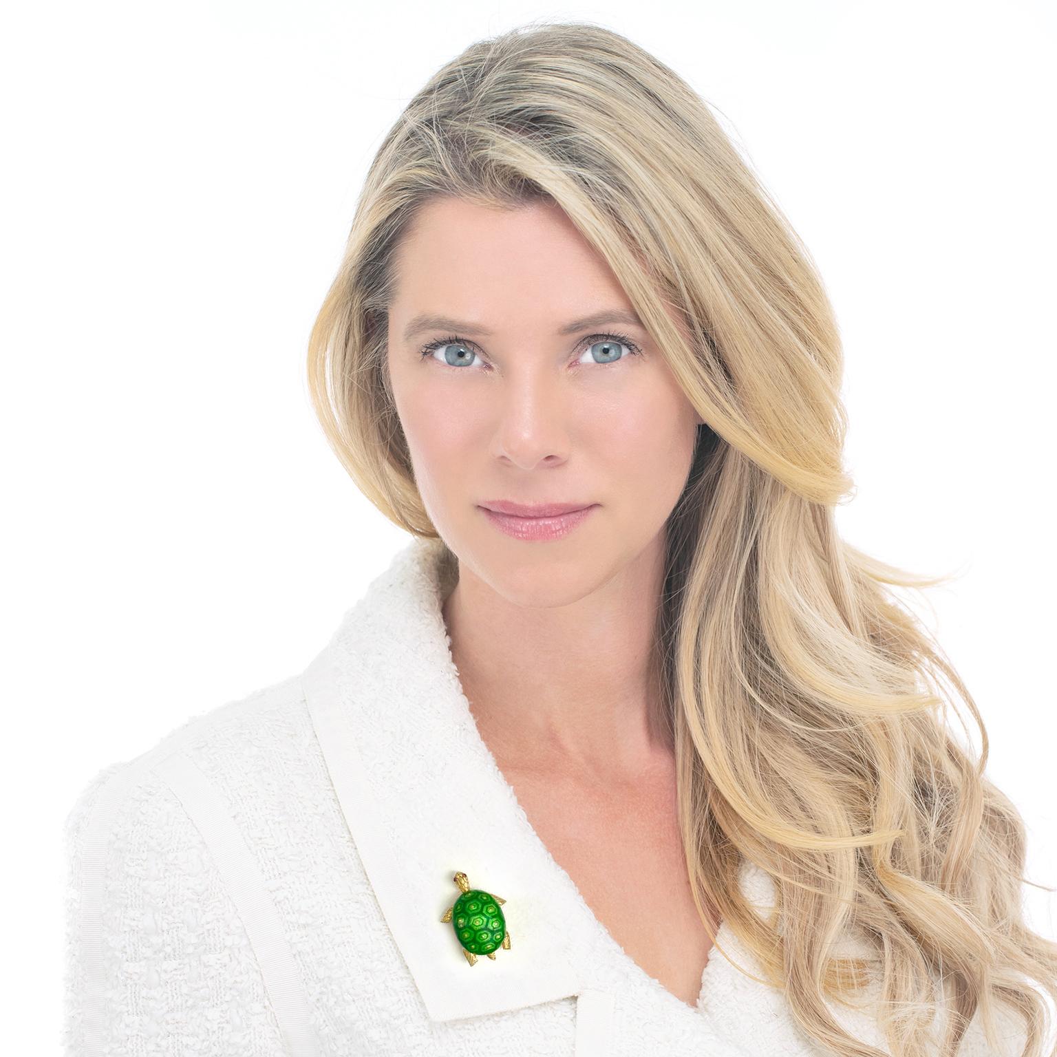 Circa años 60, 18k, de Boucheron, París, Francia. Este caprichoso broche de tortuga es un recordatorio chic de que la moda es divertida. ¡Quién mejor que Boucheron para añadir ingenio y capricho a nuestra túnica de gala! Magníficamente fabricado,