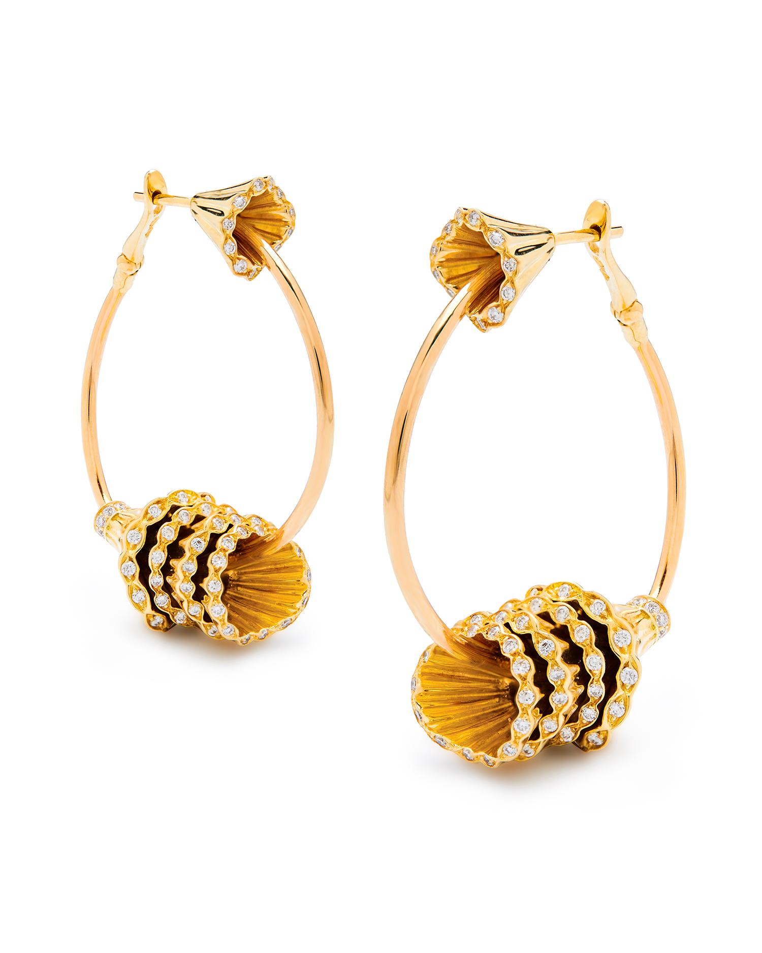 Très rare Boucheron Exquises Confidences Boucles d'oreilles en diamant Circa 2010. 

Ce design français iconique est un véritable classique de Boucheron, présenté en très bon état. 

Hauteur : 4.2 cm

Système de fixation des boucles d'oreilles
