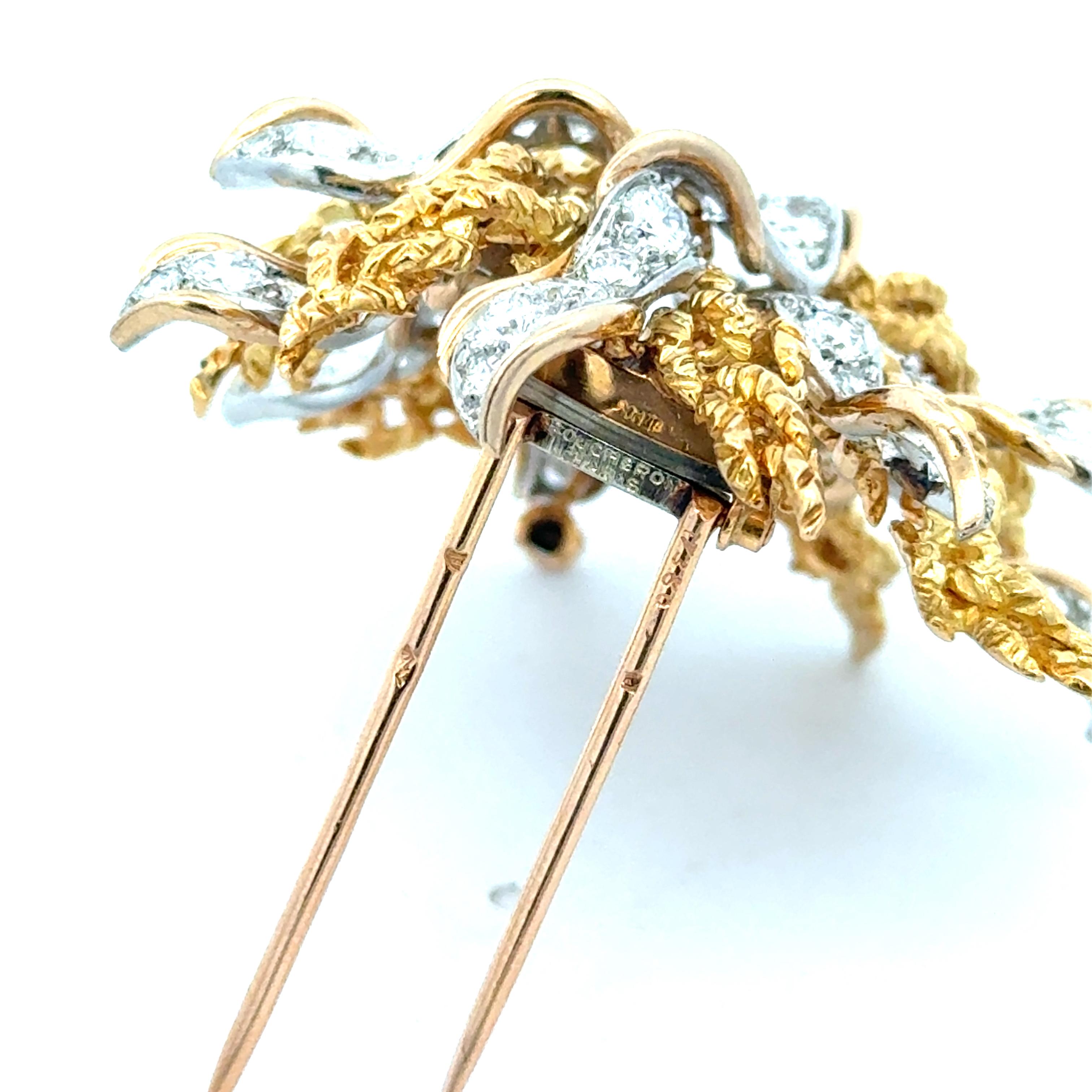 Boucheron Blumen-Diamant-Brosche in 18K Gelbgold und Platin. Die Brosche ist mit ca. 5ctw runden Brillanten in Platin gefasst, Farbe G, Reinheit VS. Die Brosche misst 2