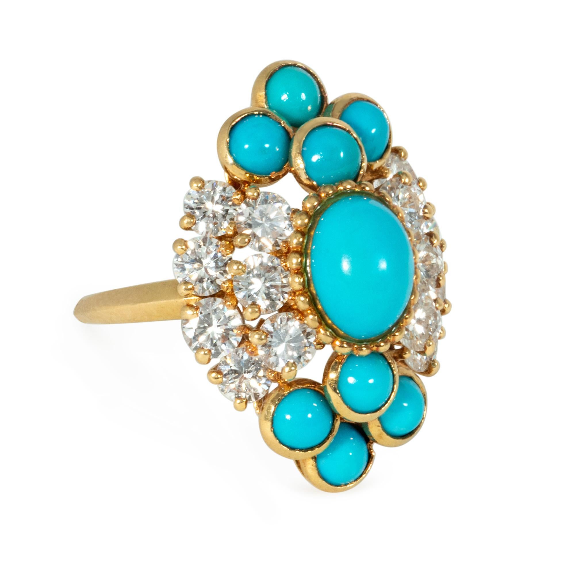 Anello a forma di navetta in oro, diamanti e turchese di metà secolo, con al centro un turchese cabochon ovale, affiancato da diamanti rotondi taglio brillante incastonati e ulteriormente accentuati da gruppi di turchesi cabochon incastonati, in 18
