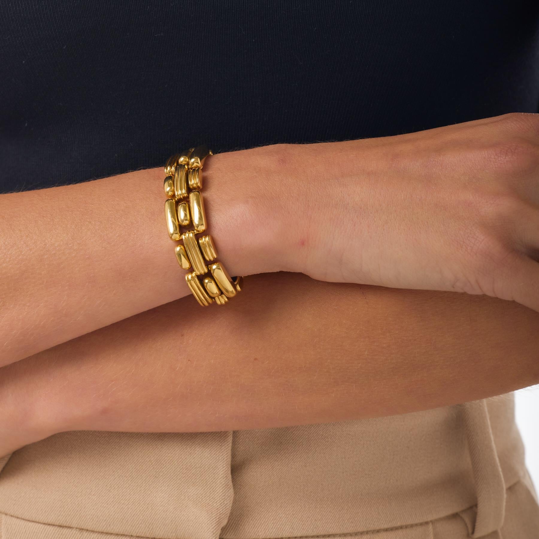 Dieses Vintage-Armband von Boucheron fängt die kühne Eleganz des französischen Designs der 1970er Jahre ein. Es besteht aus reichlich gewichteten Gliedern aus 18-karätigem Gelbgold, die sich luxuriös und fließend bewegen. Ihre ikonische Konstruktion