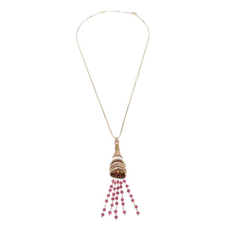 One look at this Boucheron necklace from their Frou Frou collection and our heart flutters. Beautifully crafted from 18k yellow gold, the chain hold a pendant of tourmaline bead chain tassels and pleated cups, a design achieved through careful