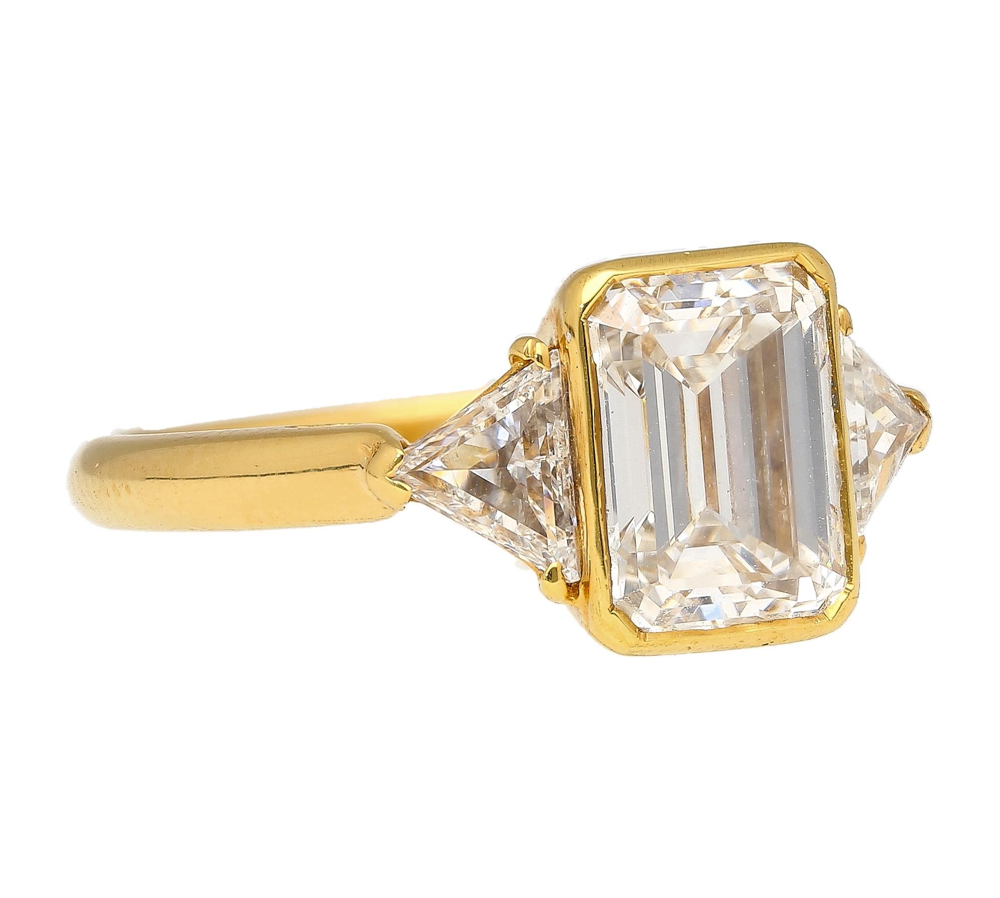 Boucheron GIA-zertifizierter Ring mit 2,09 Karat Diamant im Smaragdschliff und 3 Steinen im Zustand „Hervorragend“ im Angebot in Miami, FL