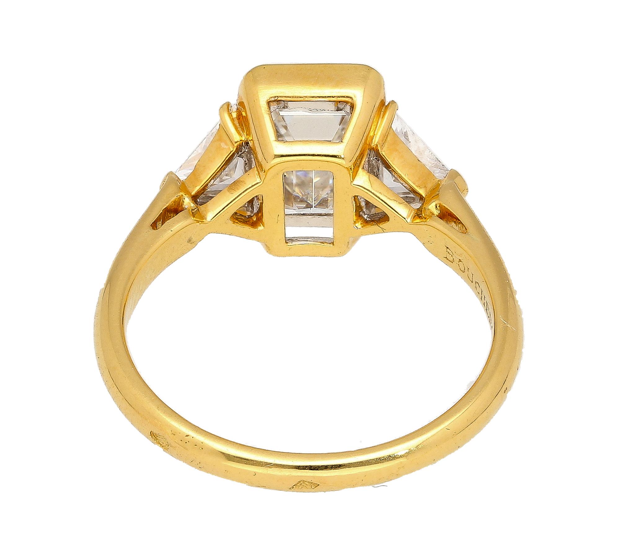 Boucheron GIA-zertifizierter Ring mit 2,09 Karat Diamant im Smaragdschliff und 3 Steinen Damen im Angebot