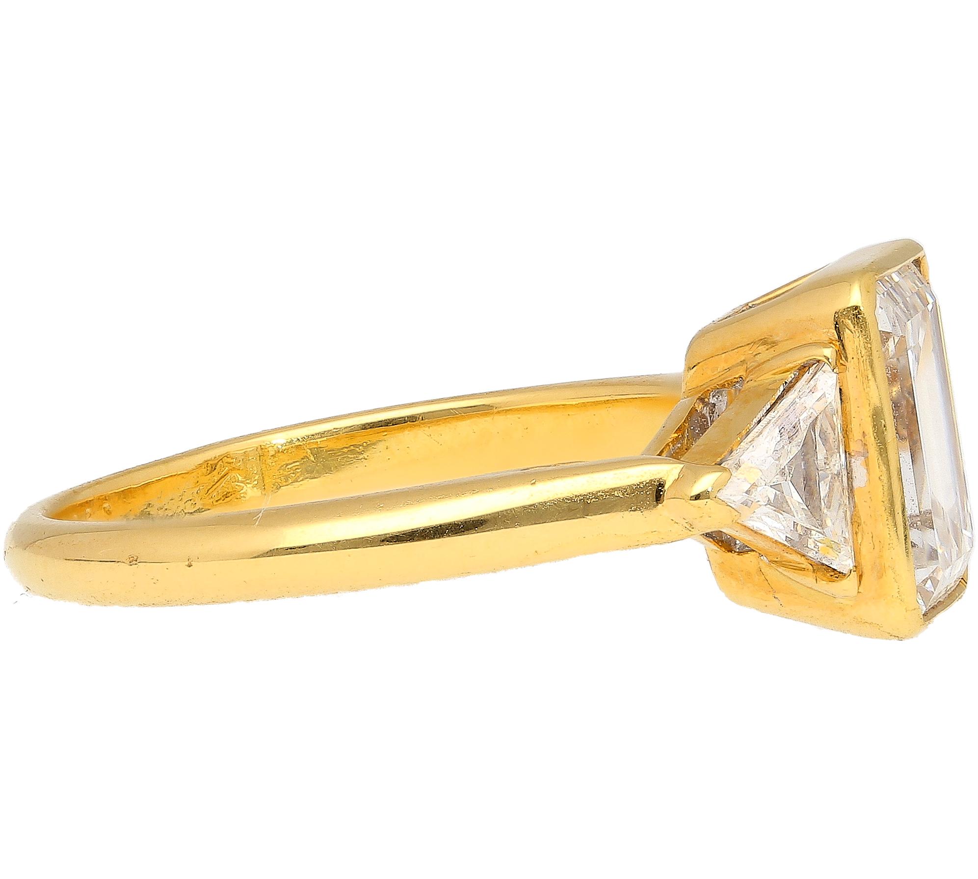 Boucheron GIA-zertifizierter Ring mit 2,09 Karat Diamant im Smaragdschliff und 3 Steinen im Angebot 1