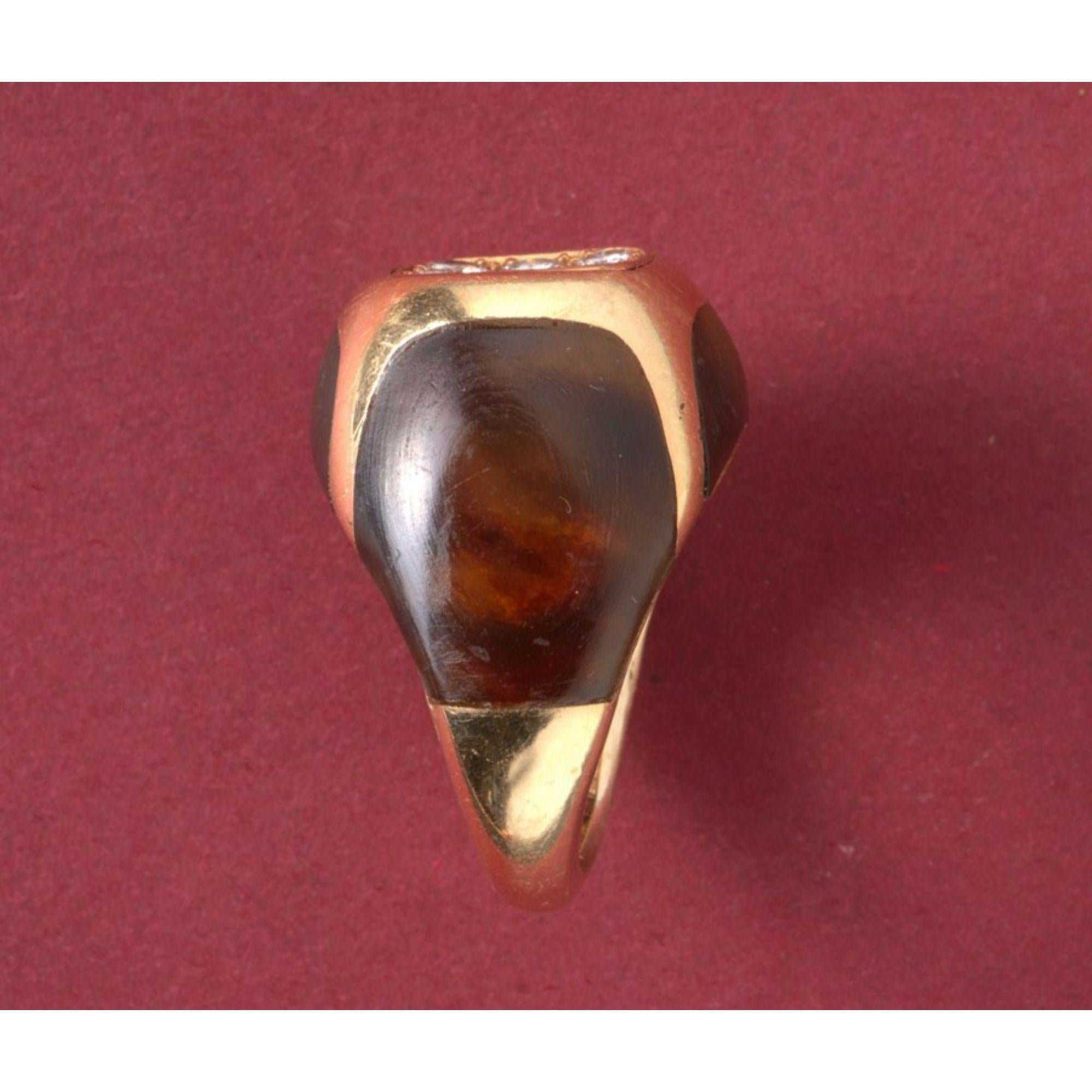 Anello in oro 18 carati con 9 diamanti taglio brillante (circa 0,9 carati) e quattro lati intarsiati di tartaruga, firmato e numerato: Boucheron, Parigi, circa 1970.

Informazioni aggiuntive:
Periodo: 1950-1960-1970
Casa: Boucheron