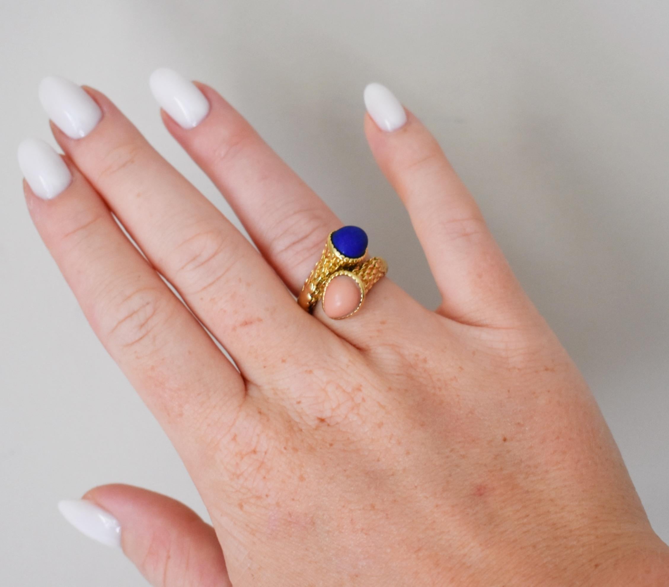 Toi et Moi ring, Serpent Bohème model, attributed to Boucheron. This vintage ring was designed around 1980. It is in 18-carat yellow gold, adorned with two drop cabochons, one in angel-skin coral and the other in lapis lazuli.

The Serpent Bohème