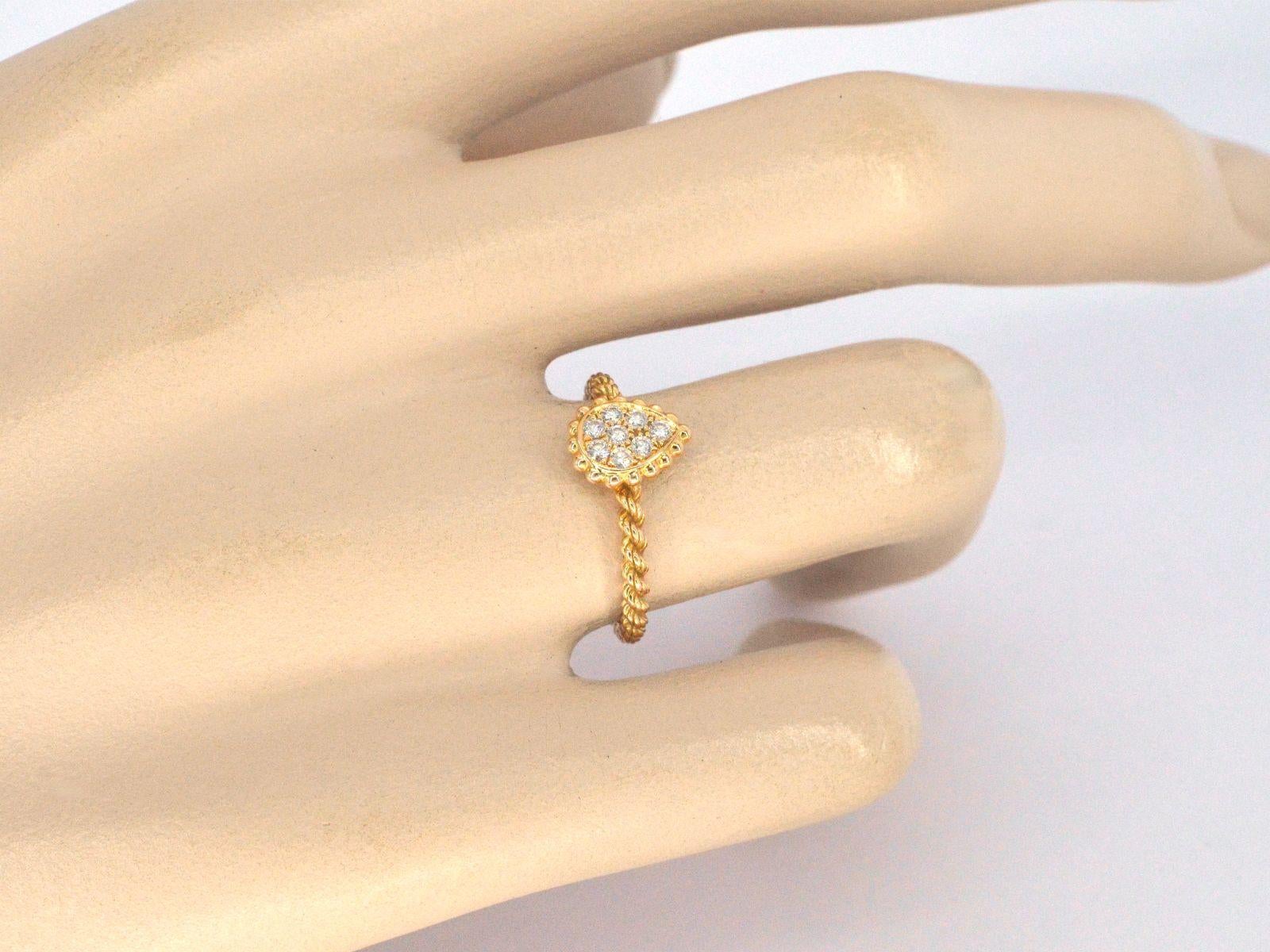 Der exquisite Boucheron Serpent Bohème XS Motif Ring ist ein wahres Zeugnis von Luxus und Eleganz. Dieser Ring ist mit natürlichen Diamanten von insgesamt 0,63 Karat besetzt, von denen jeder eine brillante Farbe (F-G) und Reinheit (VS) aufweist. Er