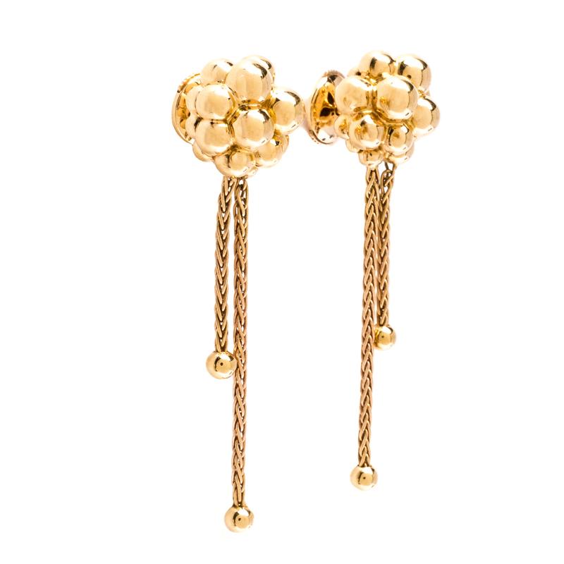 From Boucheron's Grains de Mure collection comes this pair of earrings brought to life using 18k rose gold by the maison's finest hands. The earrings are designed as blackberry seed studs and tassel drops tipped with gold beads. The pair, complete