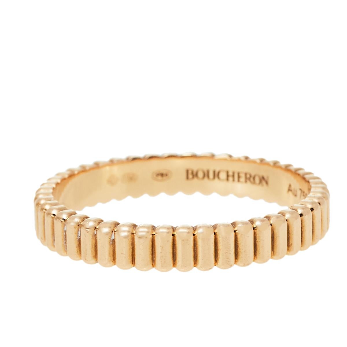 Give your wedding vows an exquisite look with this wedding band from the house of Boucheron. Designed from luxe 18k rose gold, this simple ring has a grosgrain pattern all over and a sleek look that makes for a classic appearance with your