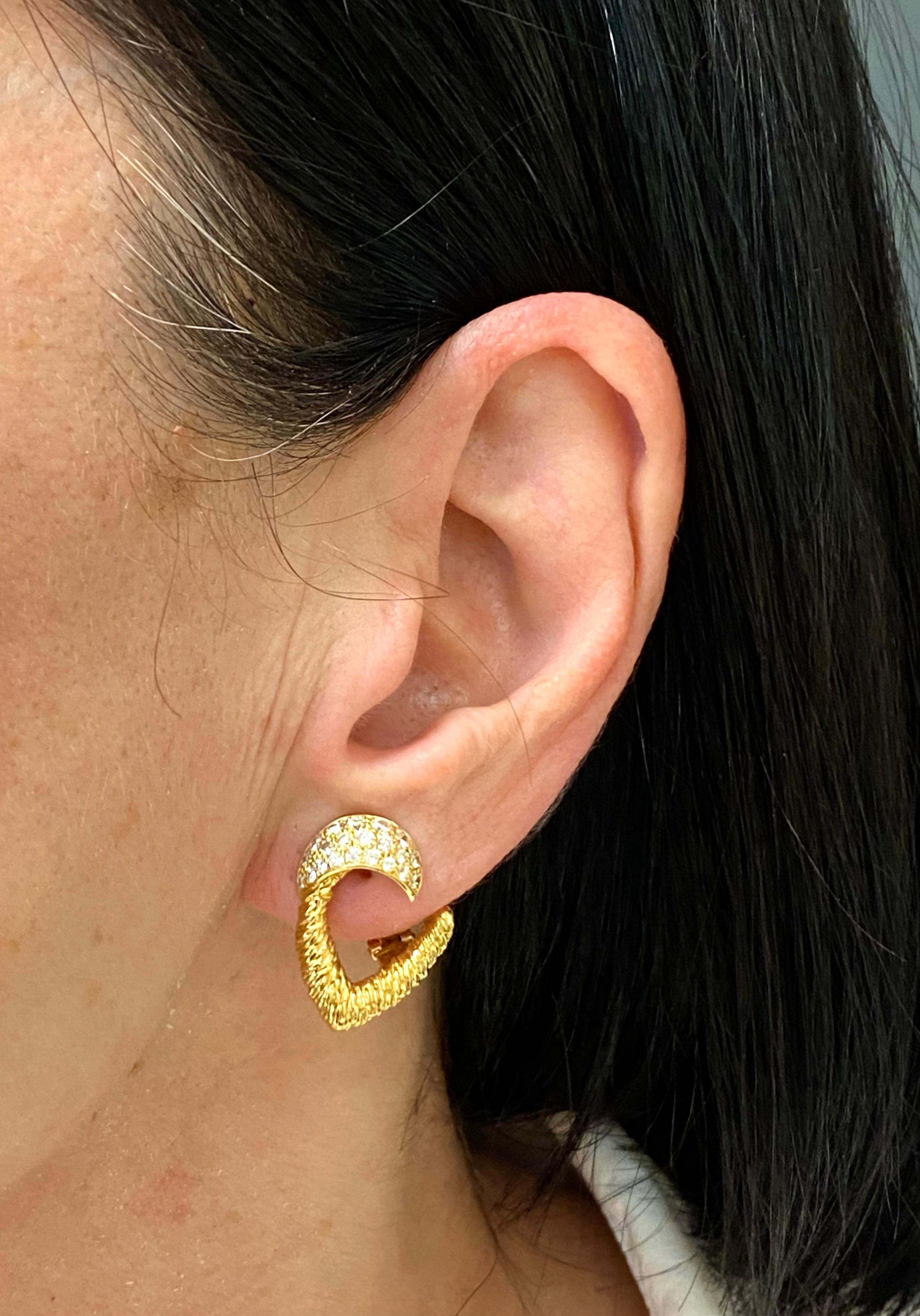 Designer: Boucheron
Materials: 18k Yellow Gold
Weight: 12.1 grams
Gemstone: Round brilliant cut diamonds
Measurement: 13/16