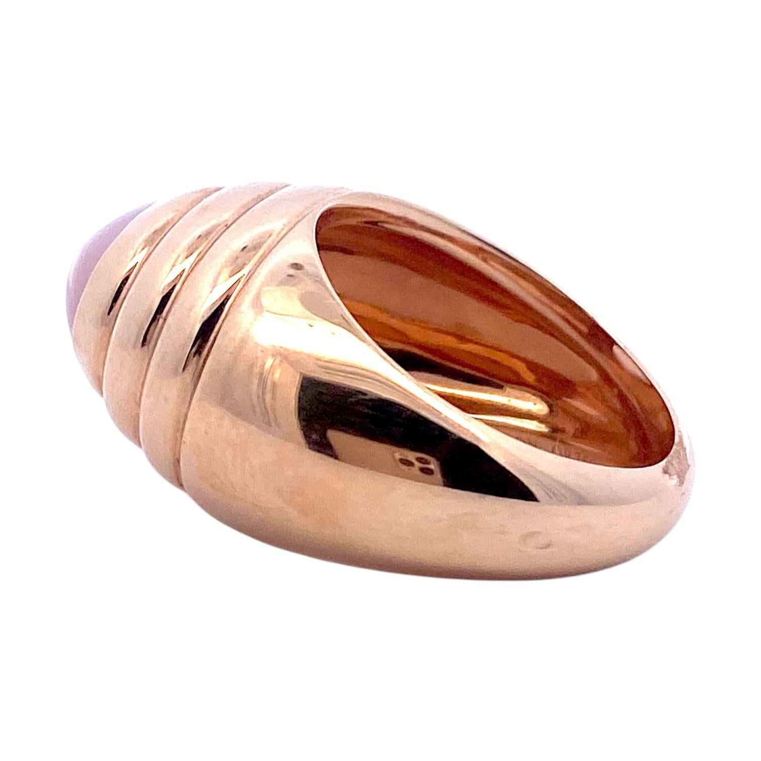 Anello Boucheron in oro rosa 18k della collezione Collection'S, con quarzo rosa liscio tagliato a cabochon. La pietra ovale, del peso di 3,5 carati, presenta una morbida tonalità rosa. L'ambiente è elegante e raffinato e valorizza il design