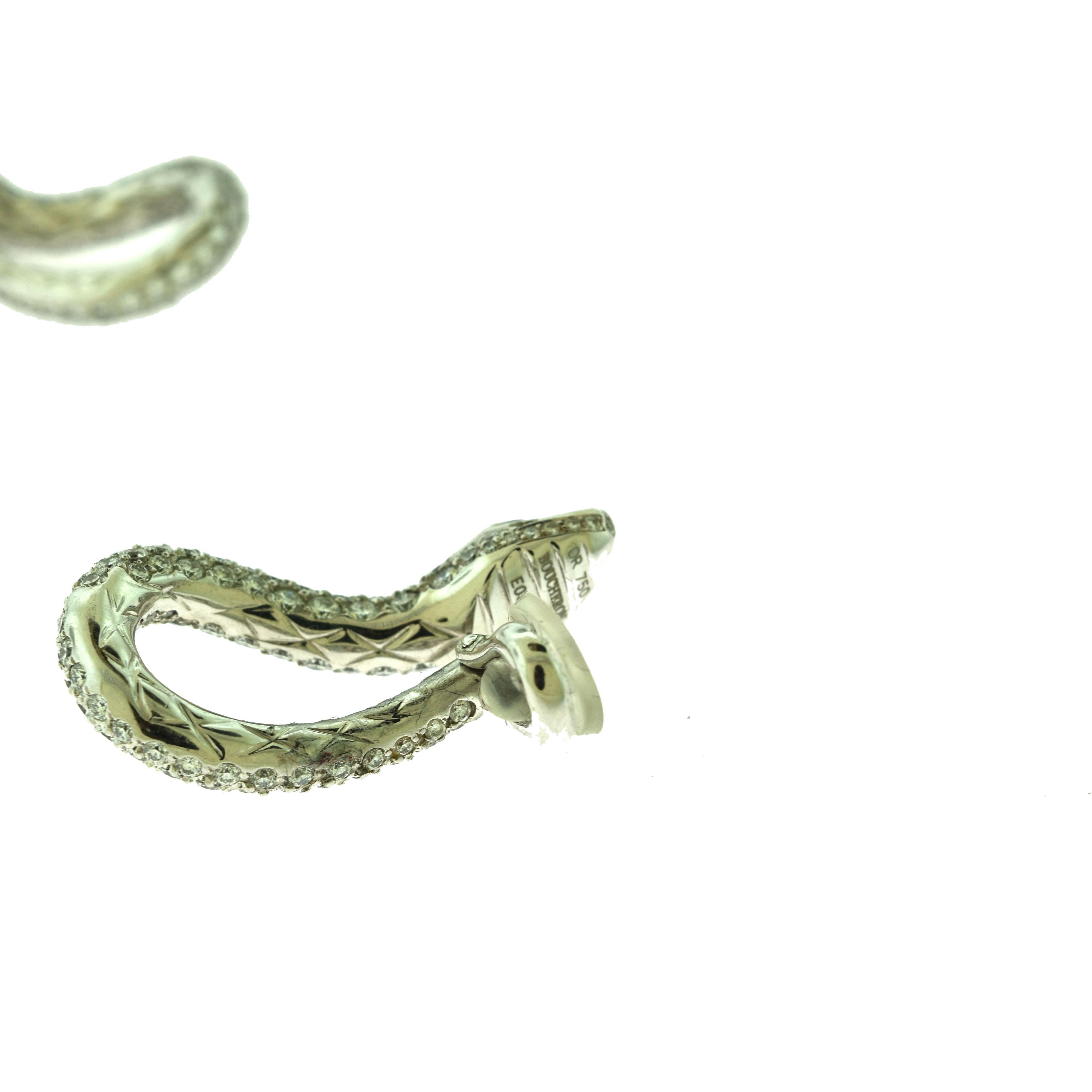 Boucheron Kaa Snake Smaragd und Diamant Cocktail Clip-On Weißgold Ohrringe (Brillantschliff) im Angebot