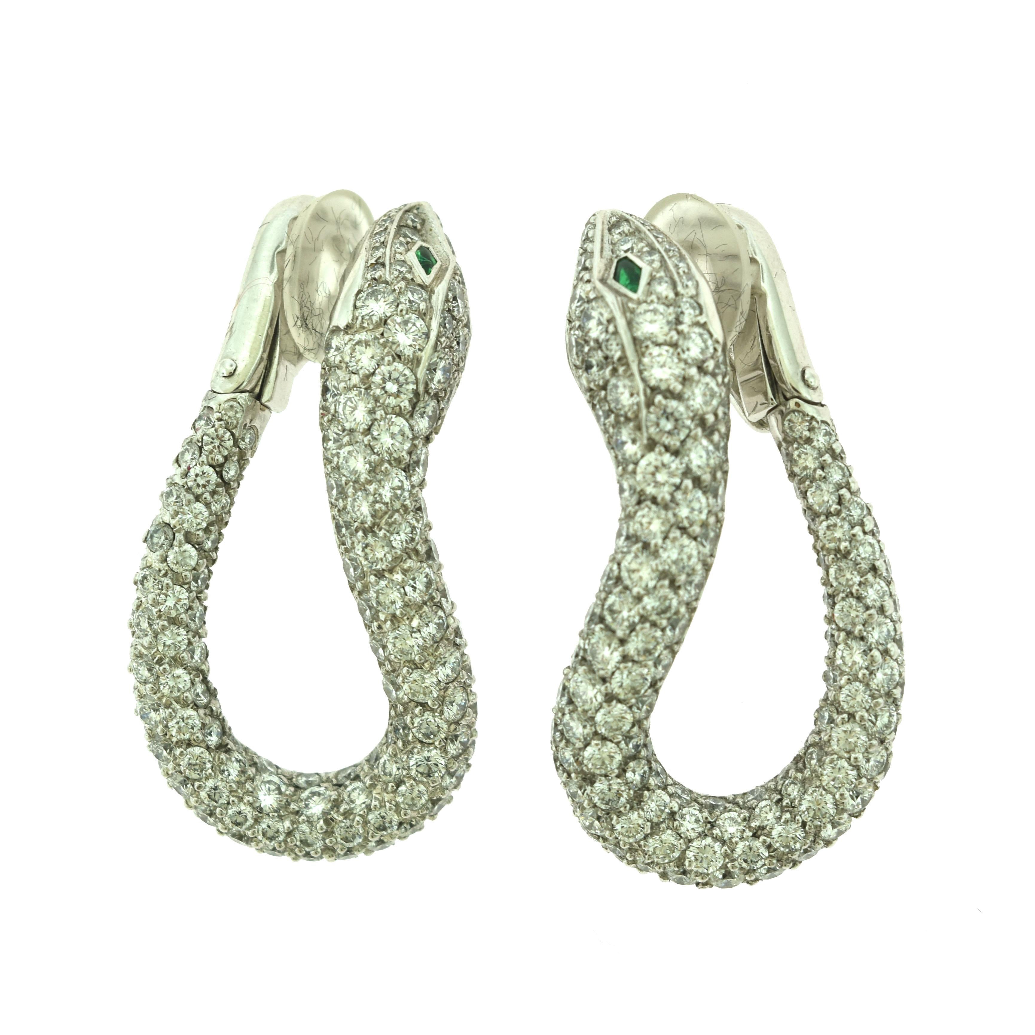 Boucheron Kaa Snake Smaragd und Diamant Cocktail Clip-On Weißgold Ohrringe im Zustand „Gut“ im Angebot in Miami, FL