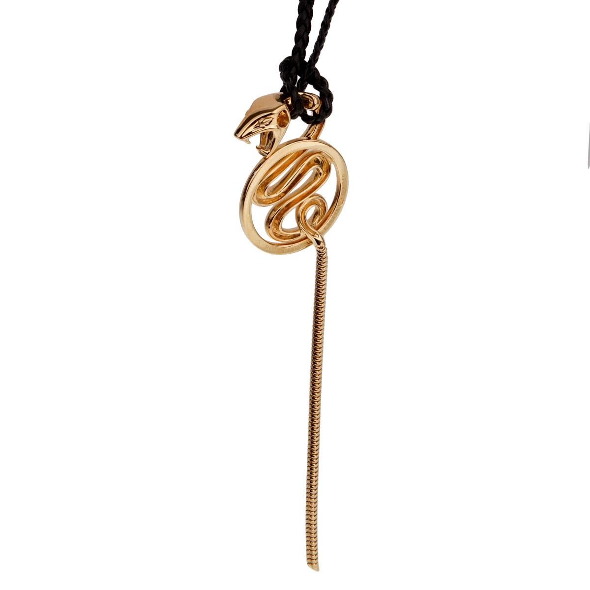 Zeigen Sie Ihre wilde Seite mit dieser fabelhaften Boucheron Schlangenhalskette aus der Collection'S Kaa, gefertigt aus 18 Karat Gelbgold. Der Anhänger hängt an einer geflochtenen 22-Zoll-Lederkette, die in beliebiger Länge gebunden werden kann.