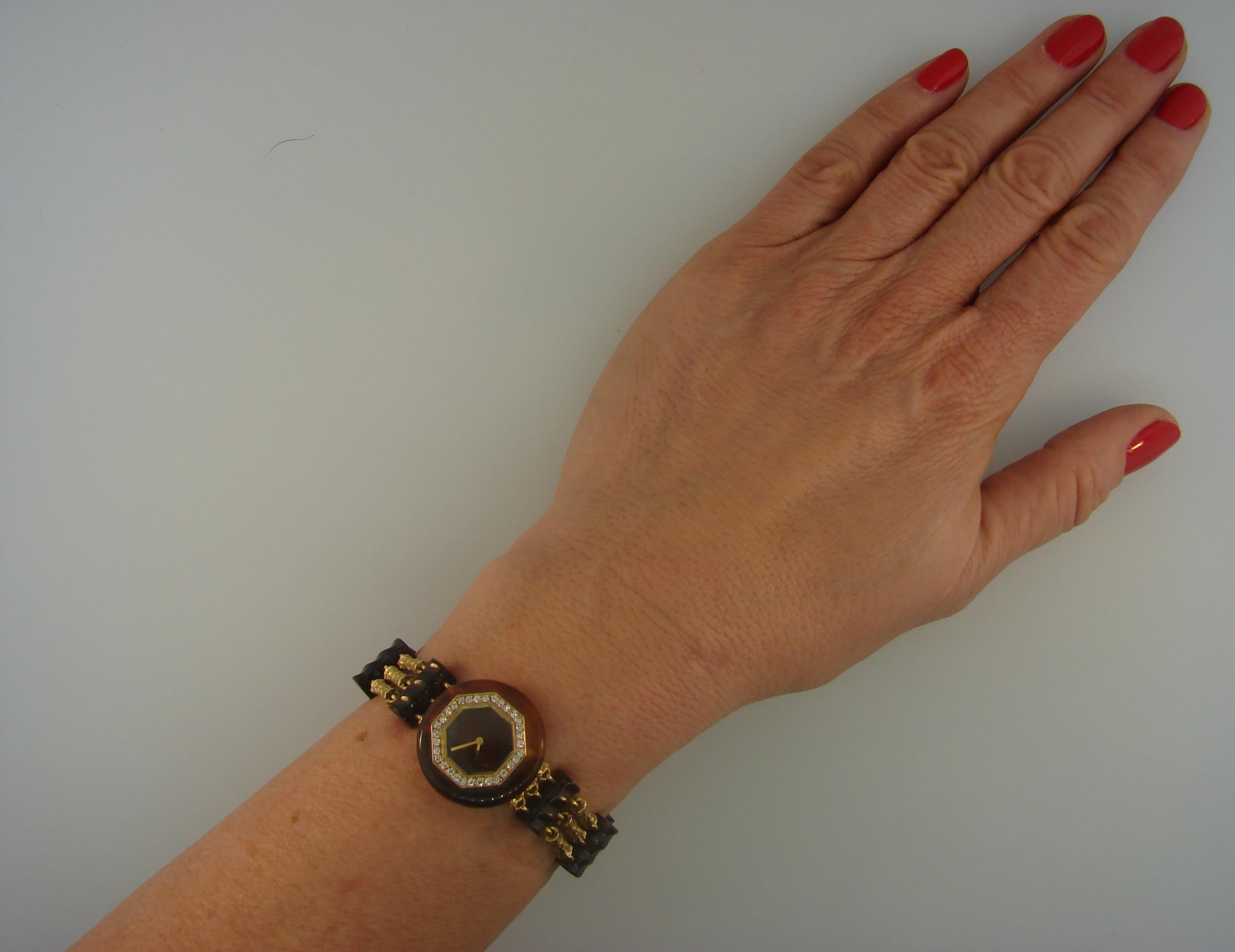 Beautiful feminine watch created by Boucheron in the 1970s. Tasteful combination of brown Bakelite, yellow gold and white diamonds. Perfect proportions to this lovely vintage timepiece.

The dial is slightly under 1