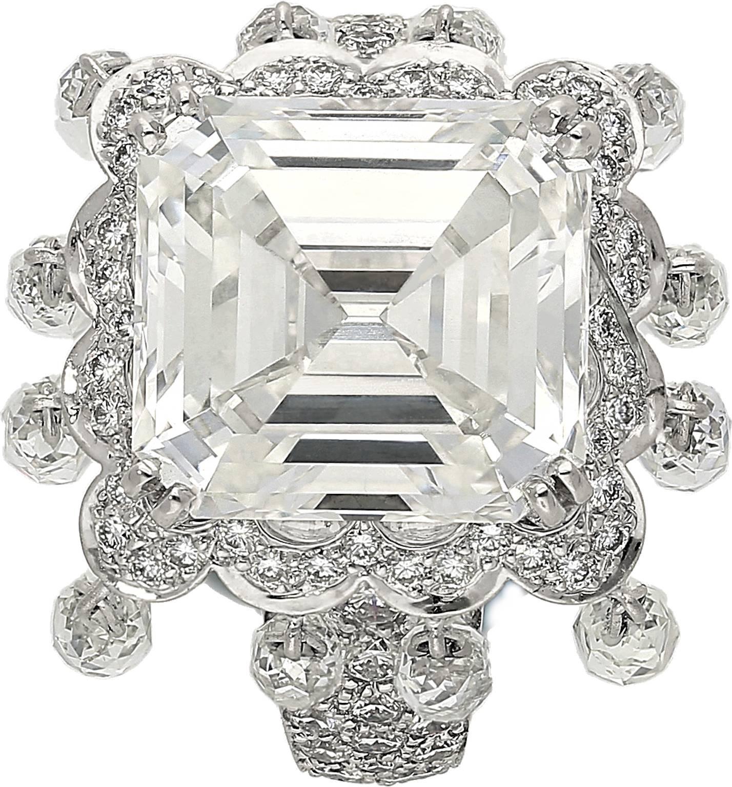 Aus dem außergewöhnlichen Salon de Boucheron: In der Mitte ein 8,03 Karat schwerer Diamant im Smaragdschliff mit der Farbe 