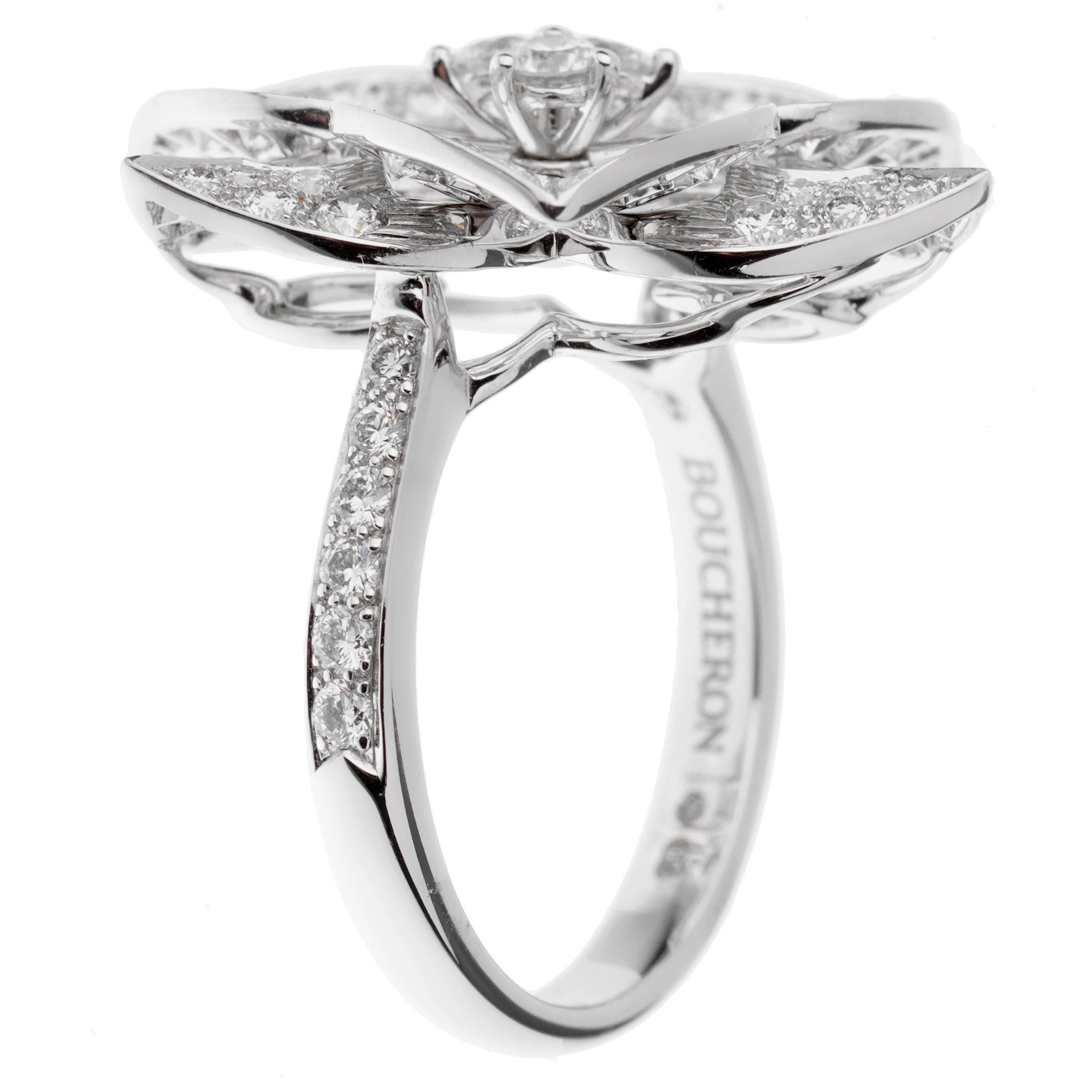Elegante anillo de diamantes Boucheron con motivo floral en reluciente oro blanco de 18 quilates, engastado con 1,55 quilates de los mejores diamantes redondos de talla brillante. Talla 6 1/4 y redimensionable.

Código 3094