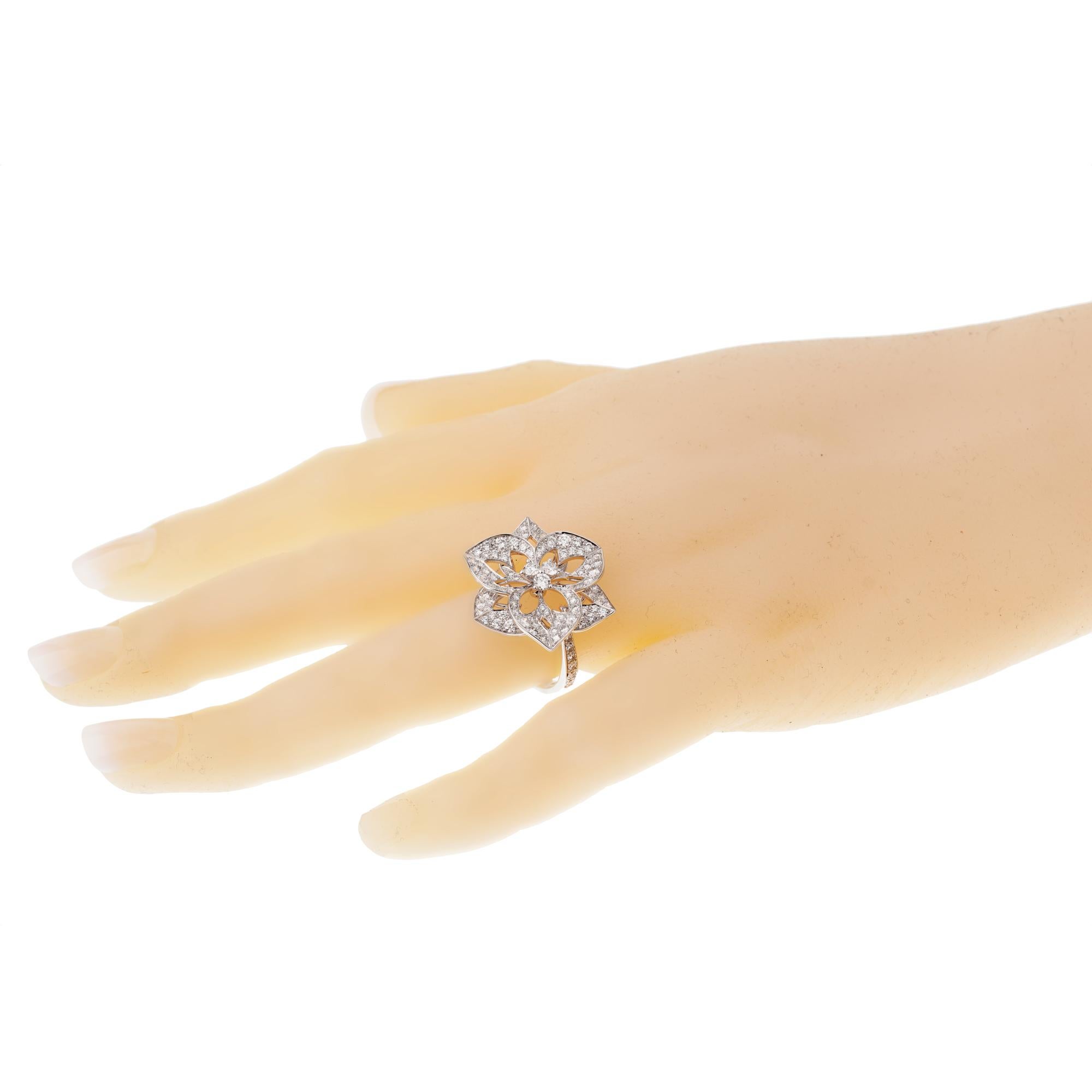 Boucheron Gran Flor Diamante Oro Blanco Anillo Cocktail Sz 6 1/4 en Nuevo estado para la venta en Feasterville, PA