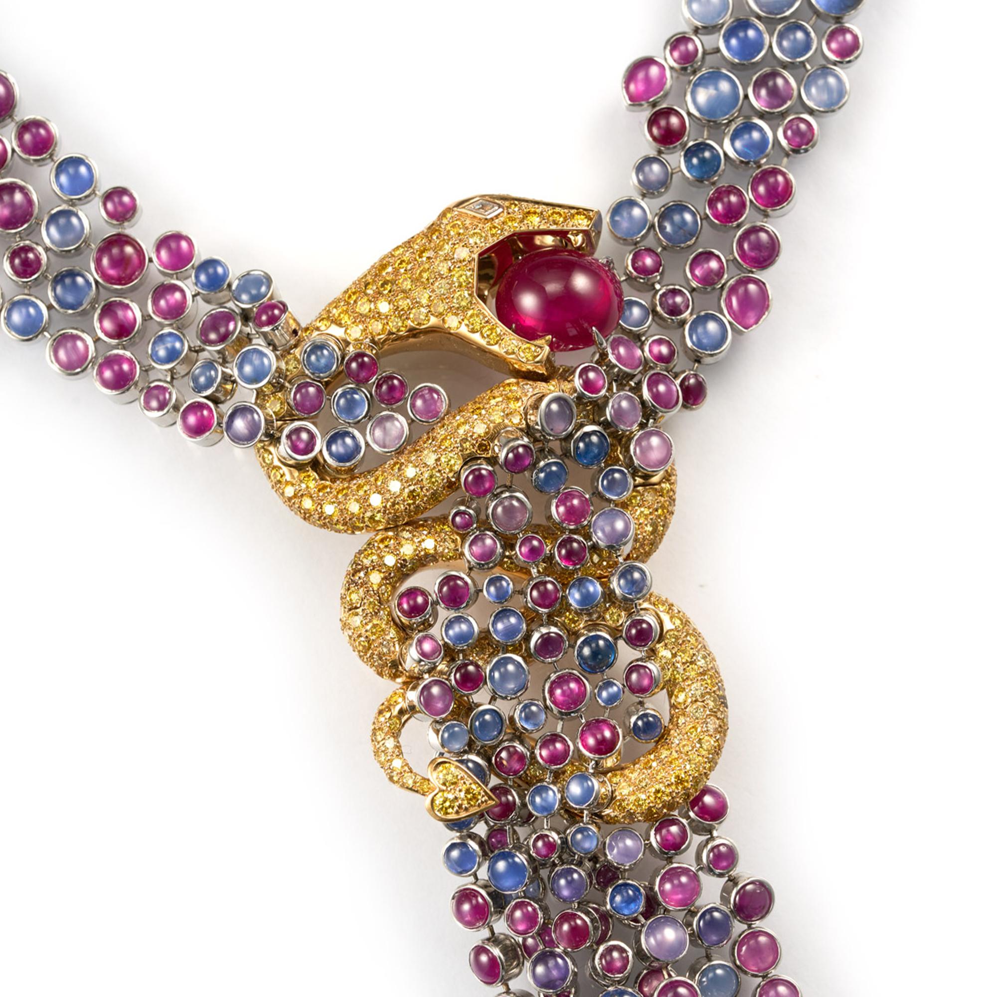 Boucheron Limited Edition 150 anniversary Snake Necklace, 2008, une pièce unique avec rubis, saphirs et diamants jaunes.

Cet objet extraordinaire est une pièce unique réalisée pour le 150e anniversaire de Boucheron.

La pièce se compose de :

Rubis