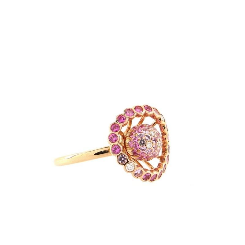 Condit : Excellent. Présente des signes d'usure mineurs. Deux des saphirs roses présentent des éclats qui ne sont visibles qu'à la loupe.
Accessoires : Pas d'accessoires
Dimensions : Taille : 6.75 - 54, Largeur : 1.9 mm
Designer : Boucheron
Modèle :