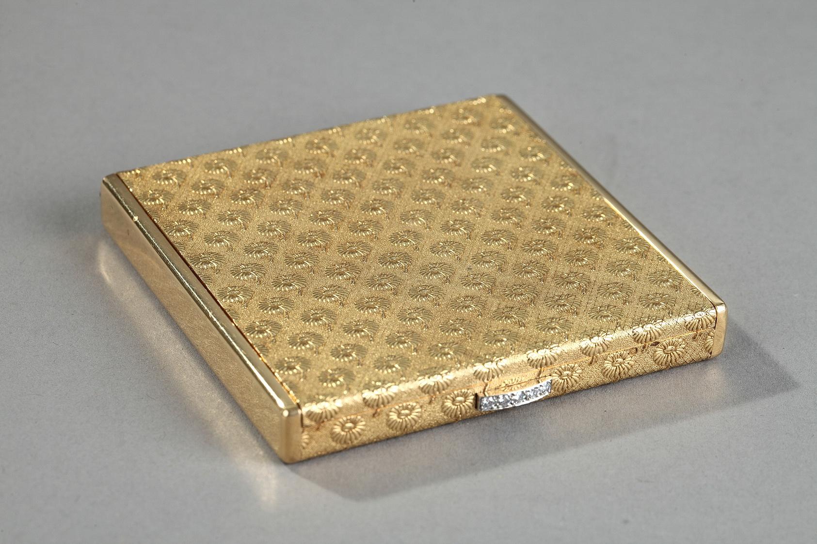 Chic 18K yellow gold powder box from the 