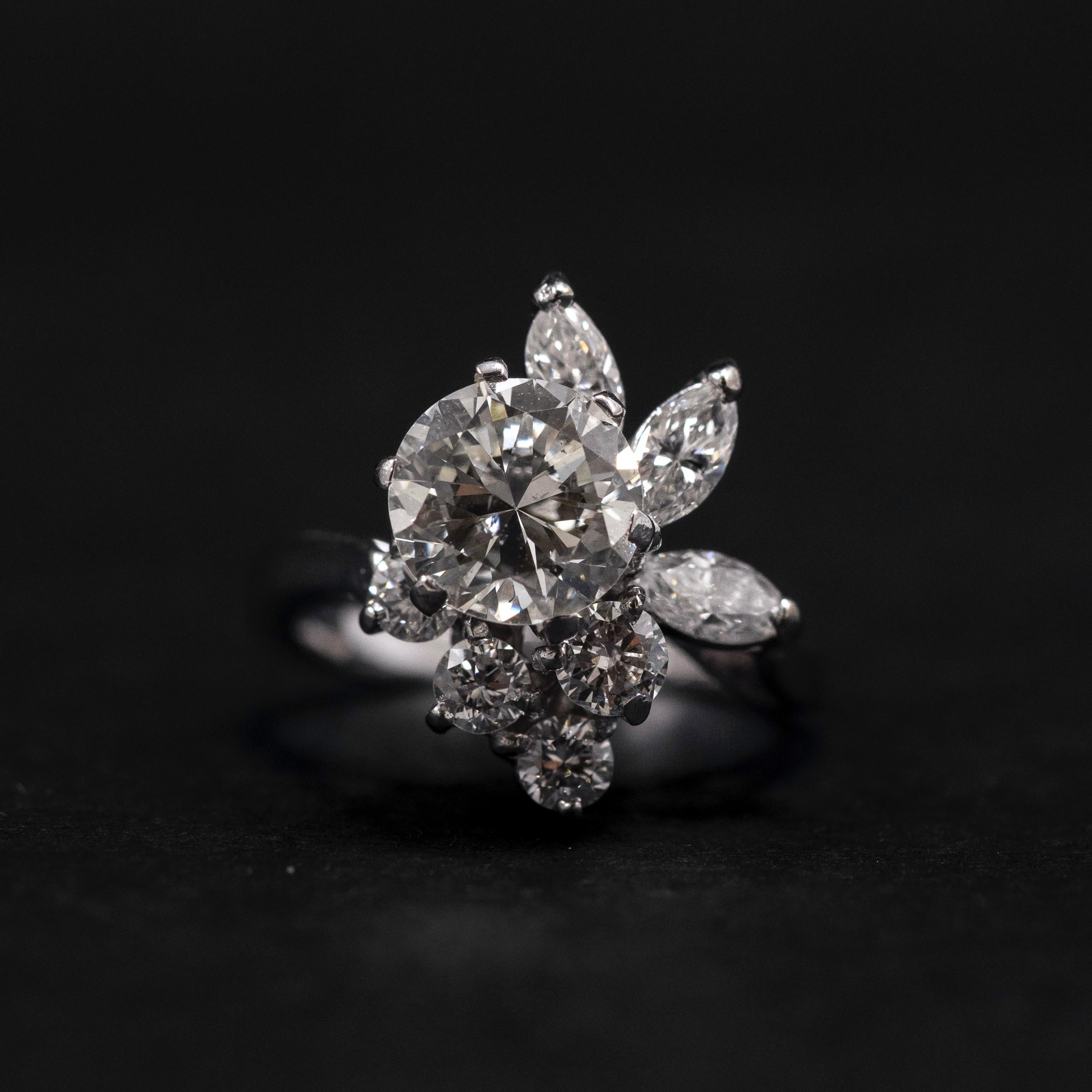 Taglio rotondo Boucheron Mid-Century Diamond Floral Cocktail Ring Oro bianco Francese 1950s 1960s in vendita