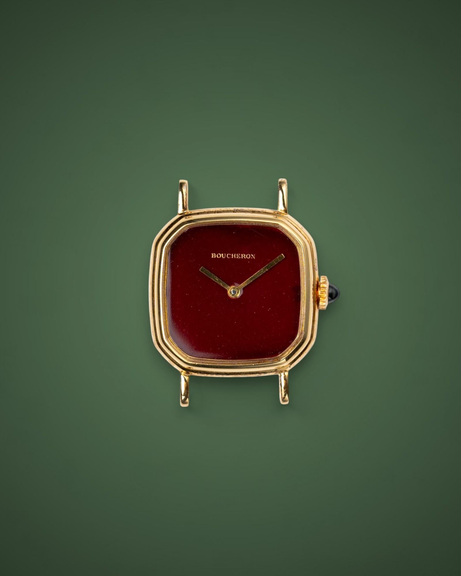 Boucheron Mini Rouge Quadrante laccato Cassa a gradini in oro giallo 18 carati anni '70 In condizioni buone in vendita a SYDNEY, AU