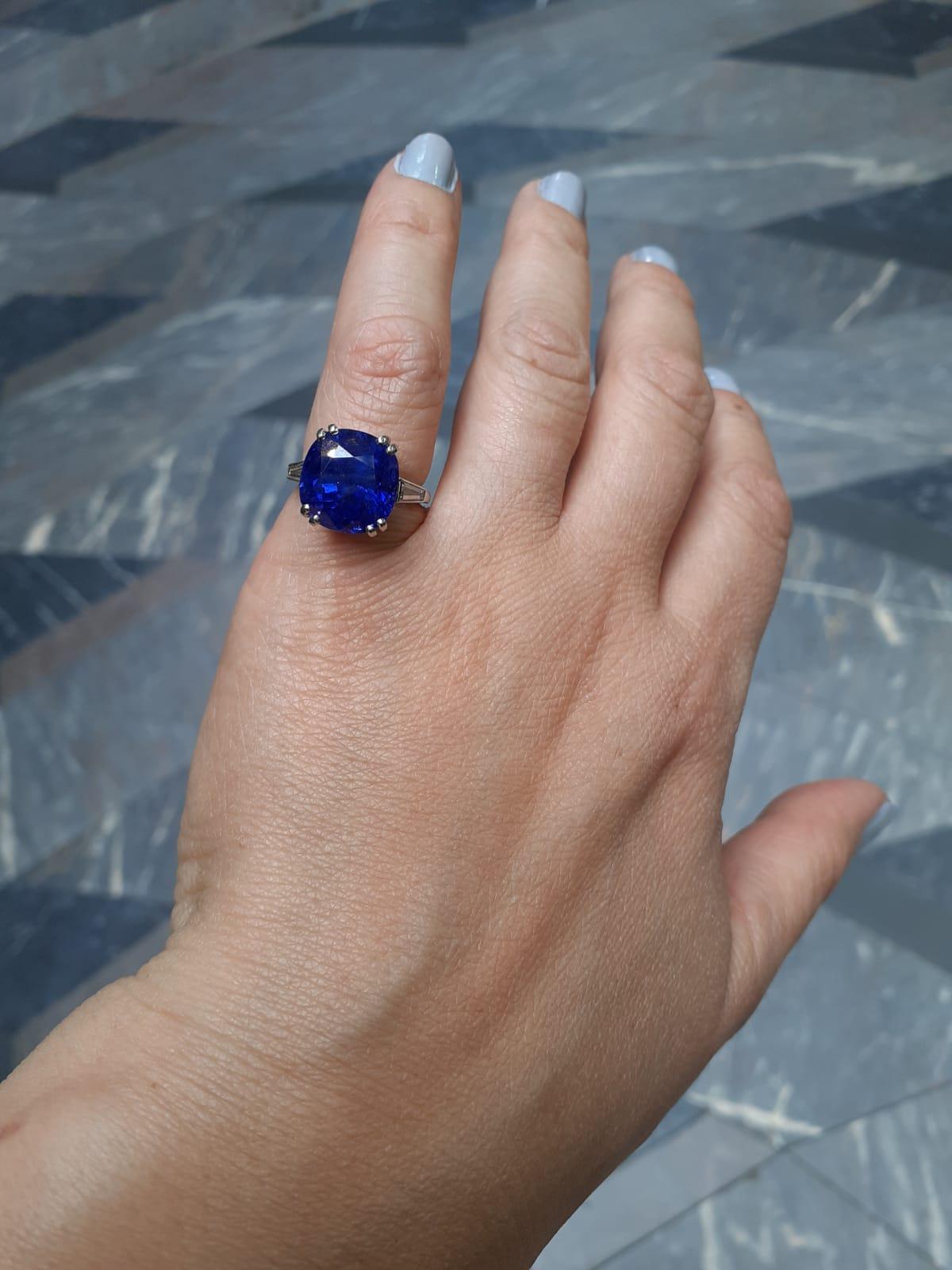 Boucheron Natural Untreated 12.80 Carat Sapphire Diamond Ring Set in Platinum In Good Condition For Sale In London, GB