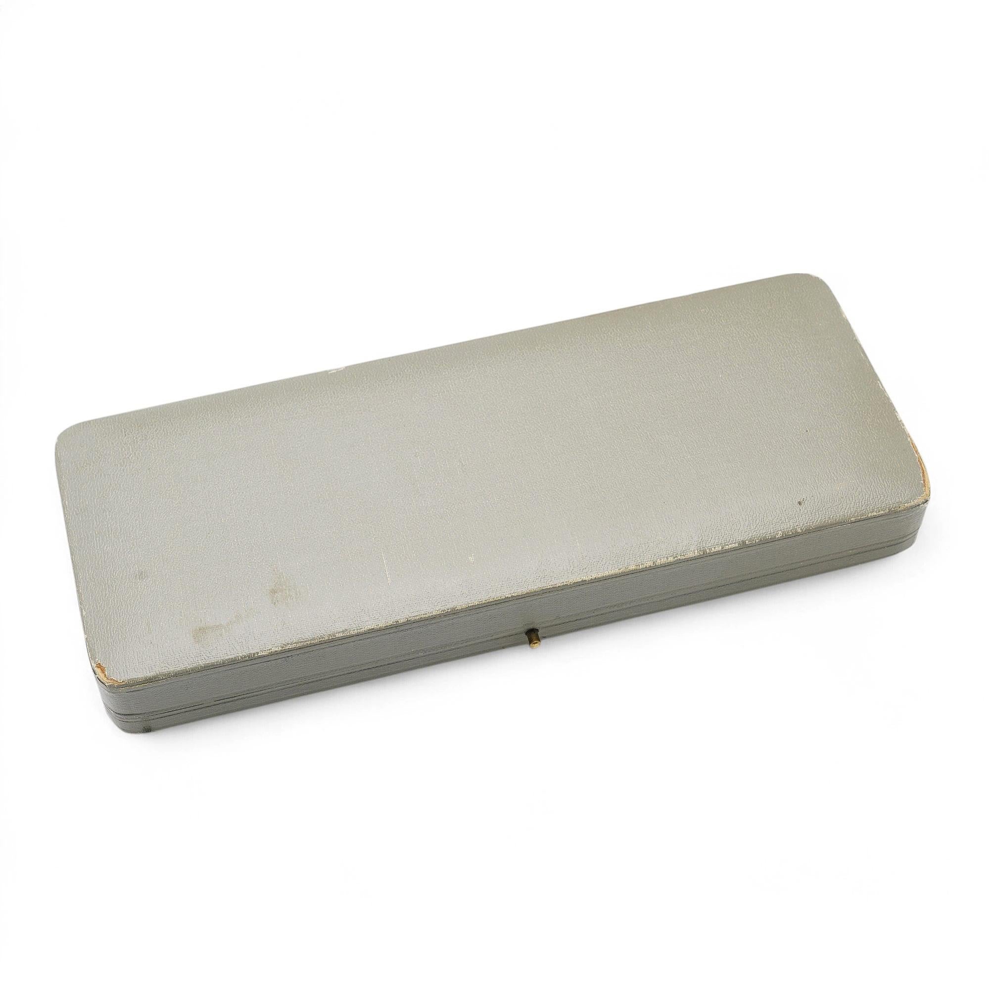 Une élégante boîte à colliers rectangulaire avec une finition extérieure raffinée et un intérieur en velours. L'intérieur porte la marque iconique de Boucheron.

Cet élégant coffret à colliers Boucheron incarne le luxe français intemporel avec une