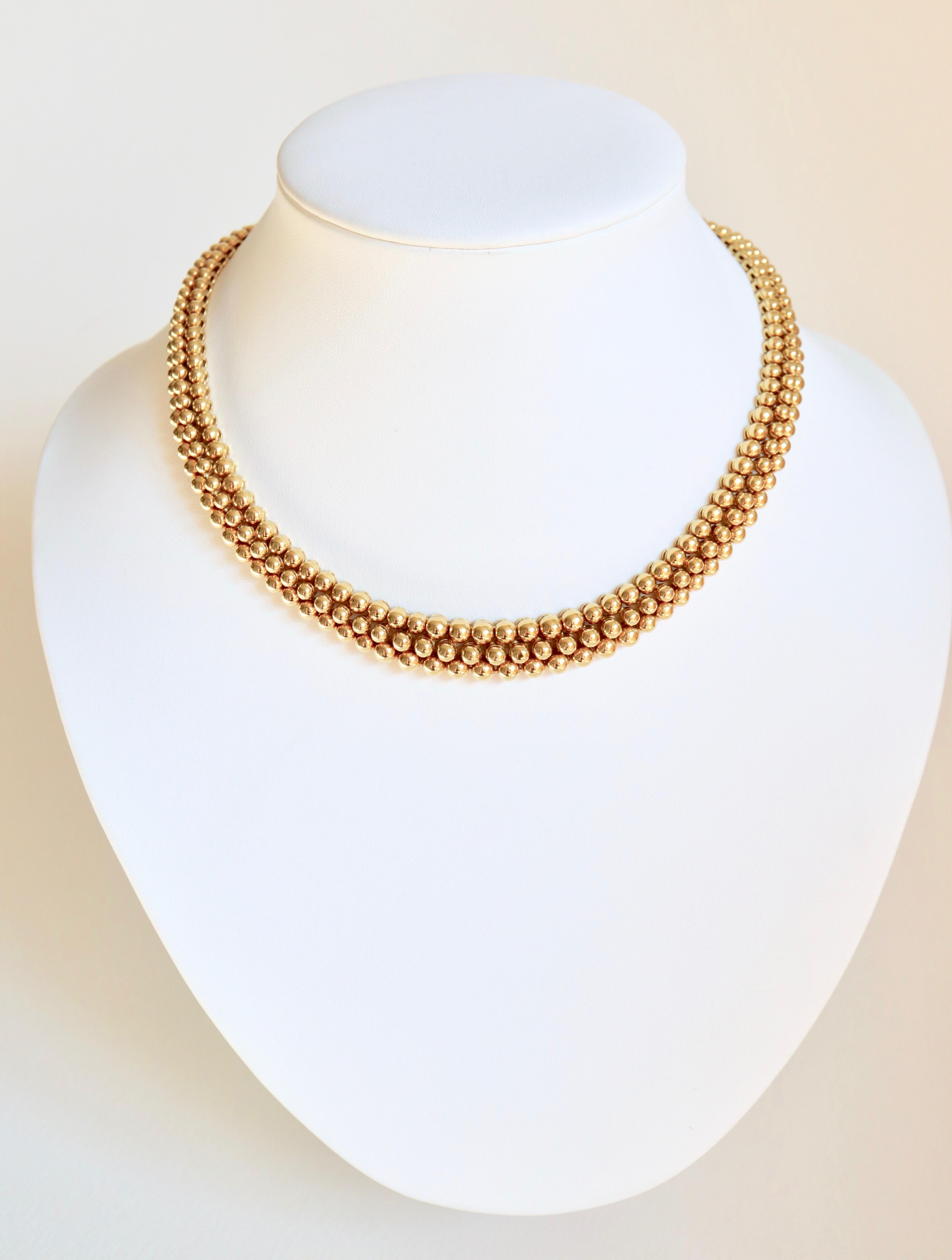 BOUCHERON Necklace in 18 Carat yellow Gold forming a Ribbon of 3 Rows of gold Balls.
Signed Boucheron and Numbered. Safety Ratchet
Length: 37.5 cm Width: 1.1 cm on the Front
Gold weight: 97.9 g