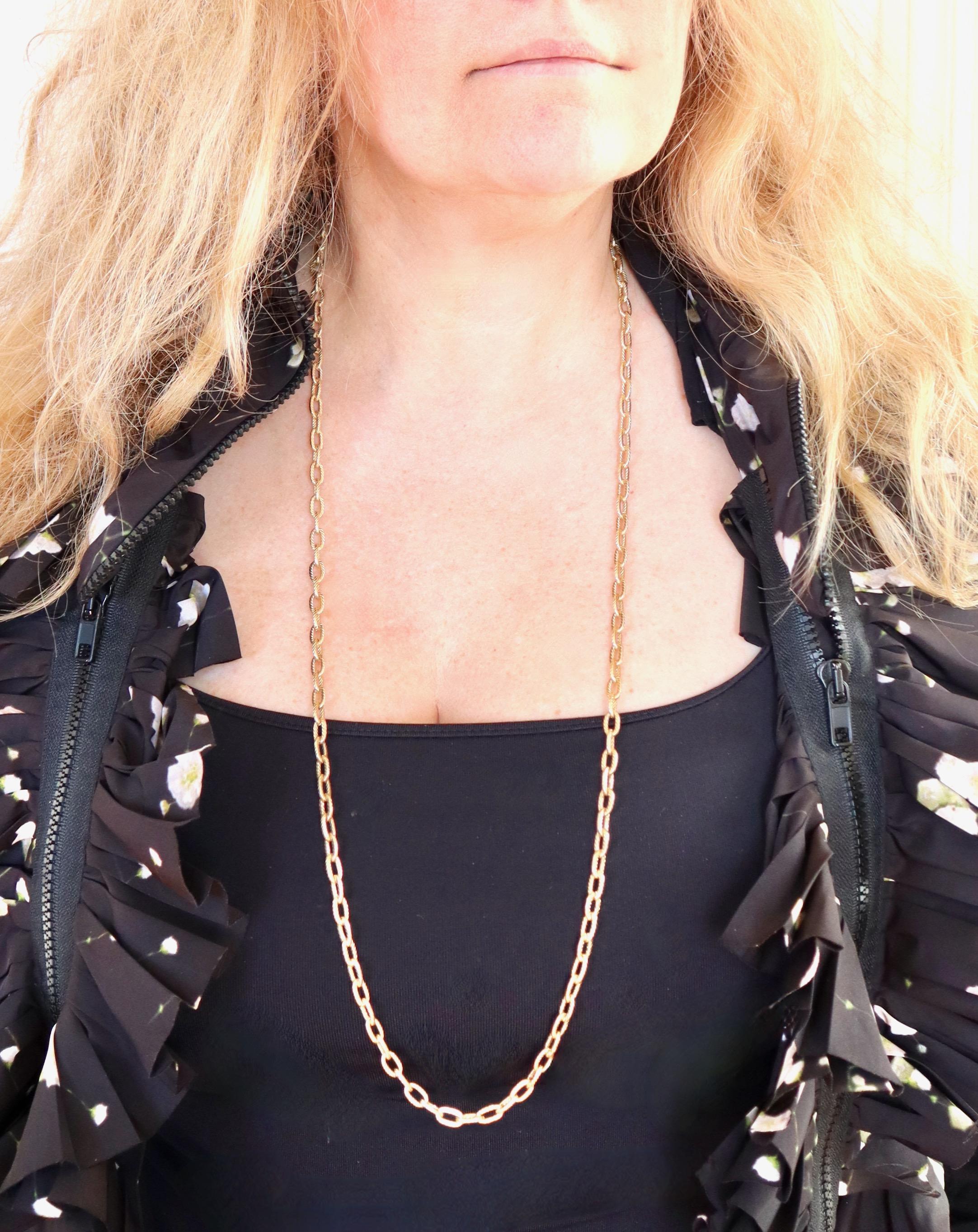 BOUCHERON Langes Collier aus 750 /000 Gelbgold 18 Karat, die ovalen Glieder sind mit Gravuren versehen, der Federringverschluss trägt die Signatur BOUCHERON.u2028 Sautoir Boucheron
Signiert BOUCHERON und nummeriert. 
Adlerkopfpunze. 
Französische