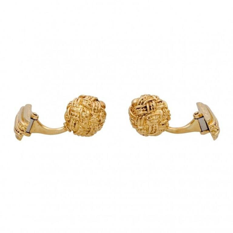 GG 18K, 17.6 g, head approx. 1.2 cm in diameter, mid 20th century, slight signs of wear, with manufacturer's signature and French guarantee hallmarks, numbered. (19)

 BOUCHERON pair of cufflinks, 18K YG, 17.6 gr, head ca. 1.2 cm diameter, mid-20th